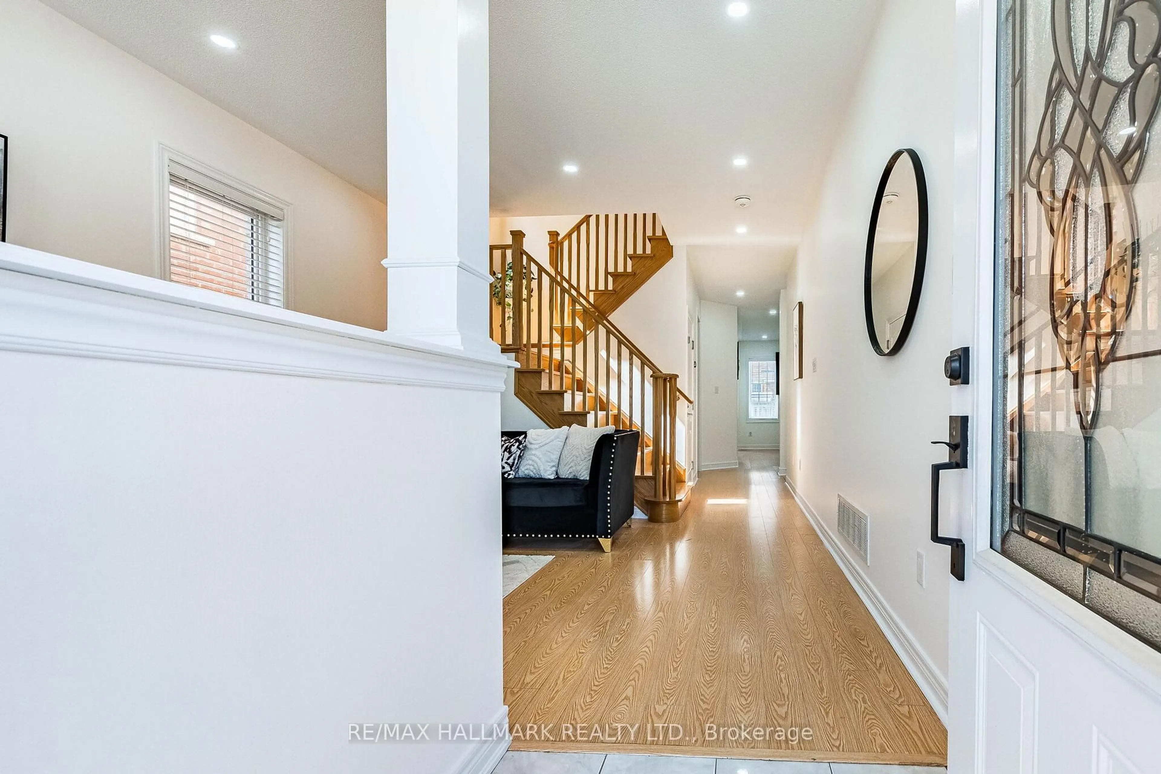 Indoor entryway for 4 Callalily Rd, Brampton Ontario L7A 0M1