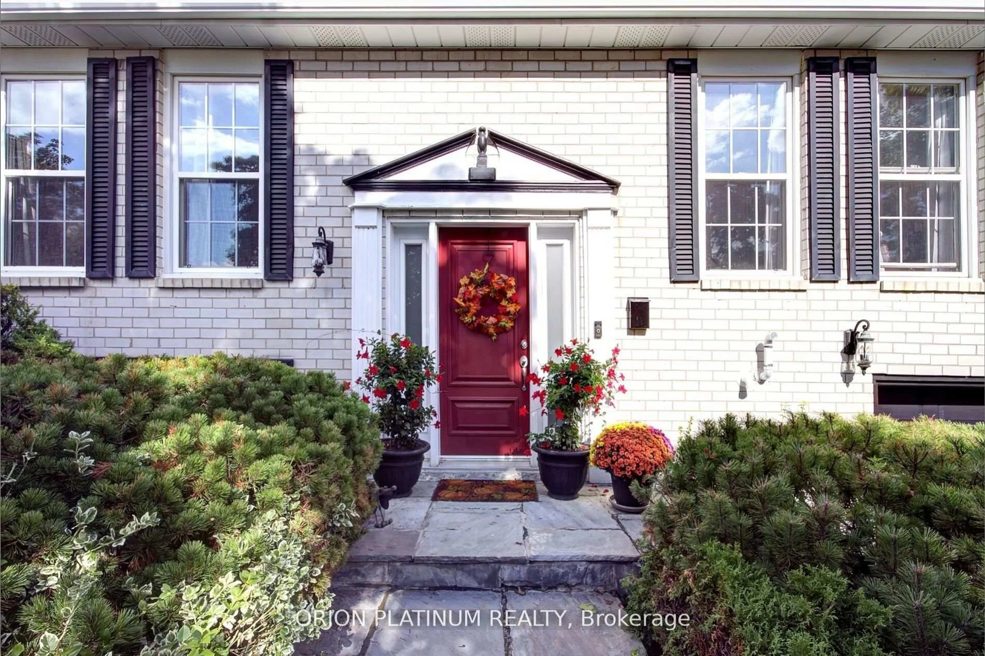 Indoor entryway for 1706 Branchwood Park, Mississauga Ontario L4W 2E6