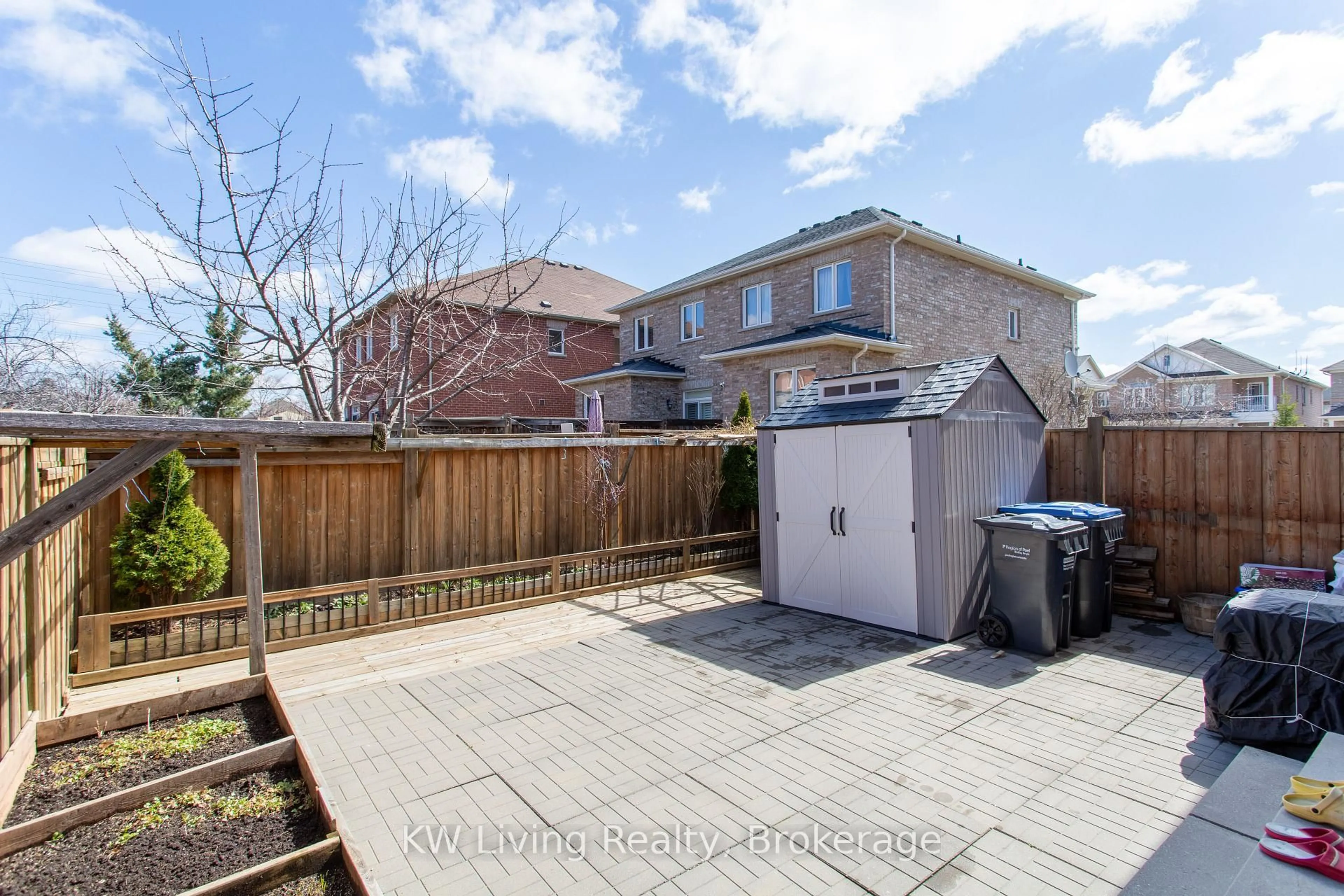 A pic from outside/outdoor area/front of a property/back of a property/a pic from drone, street for 5511 Velda Rd, Mississauga Ontario L5M 0N5
