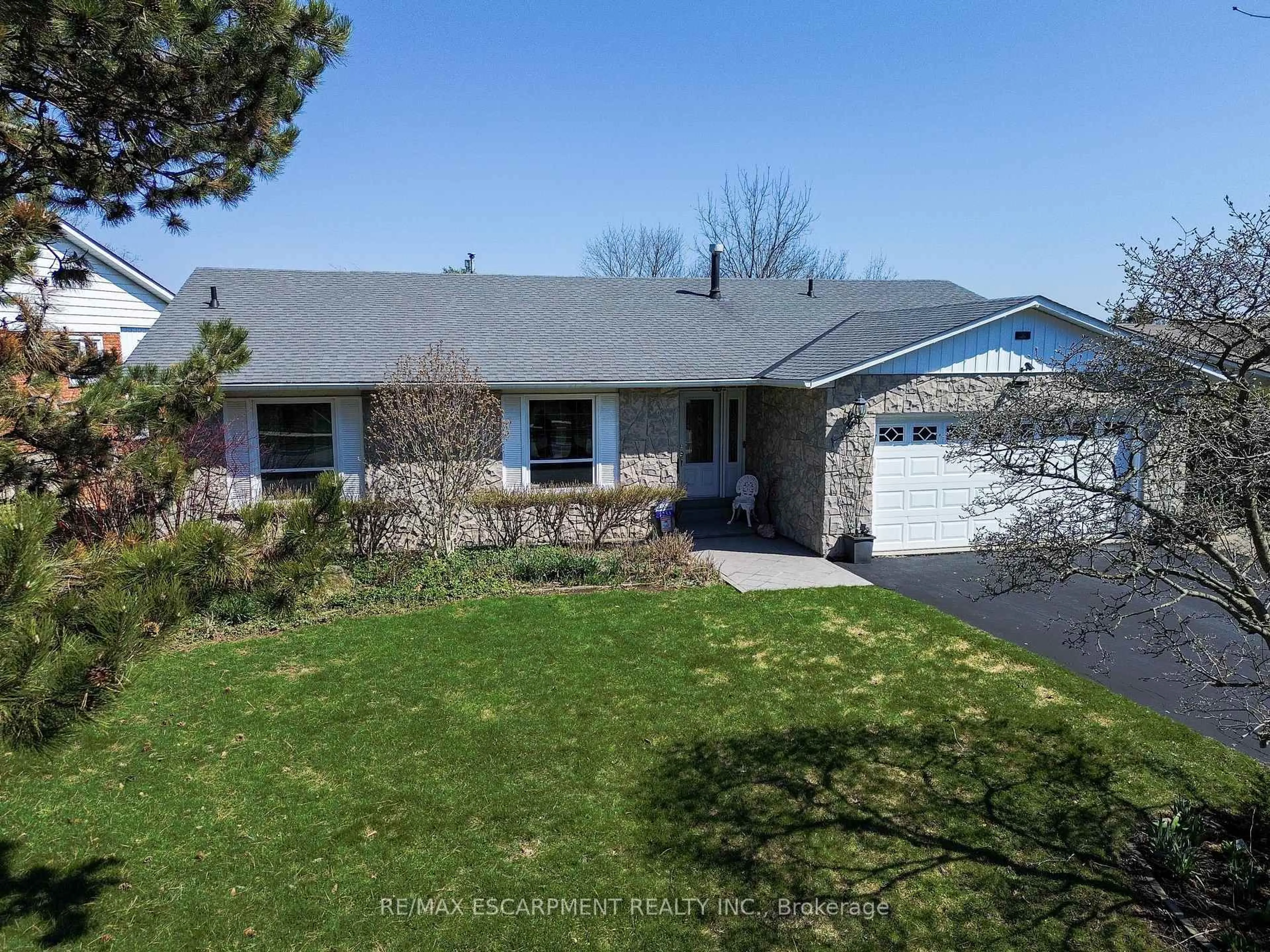 A pic from outside/outdoor area/front of a property/back of a property/a pic from drone, street for 1233 Havendale Blvd, Burlington Ontario L7P 3S1