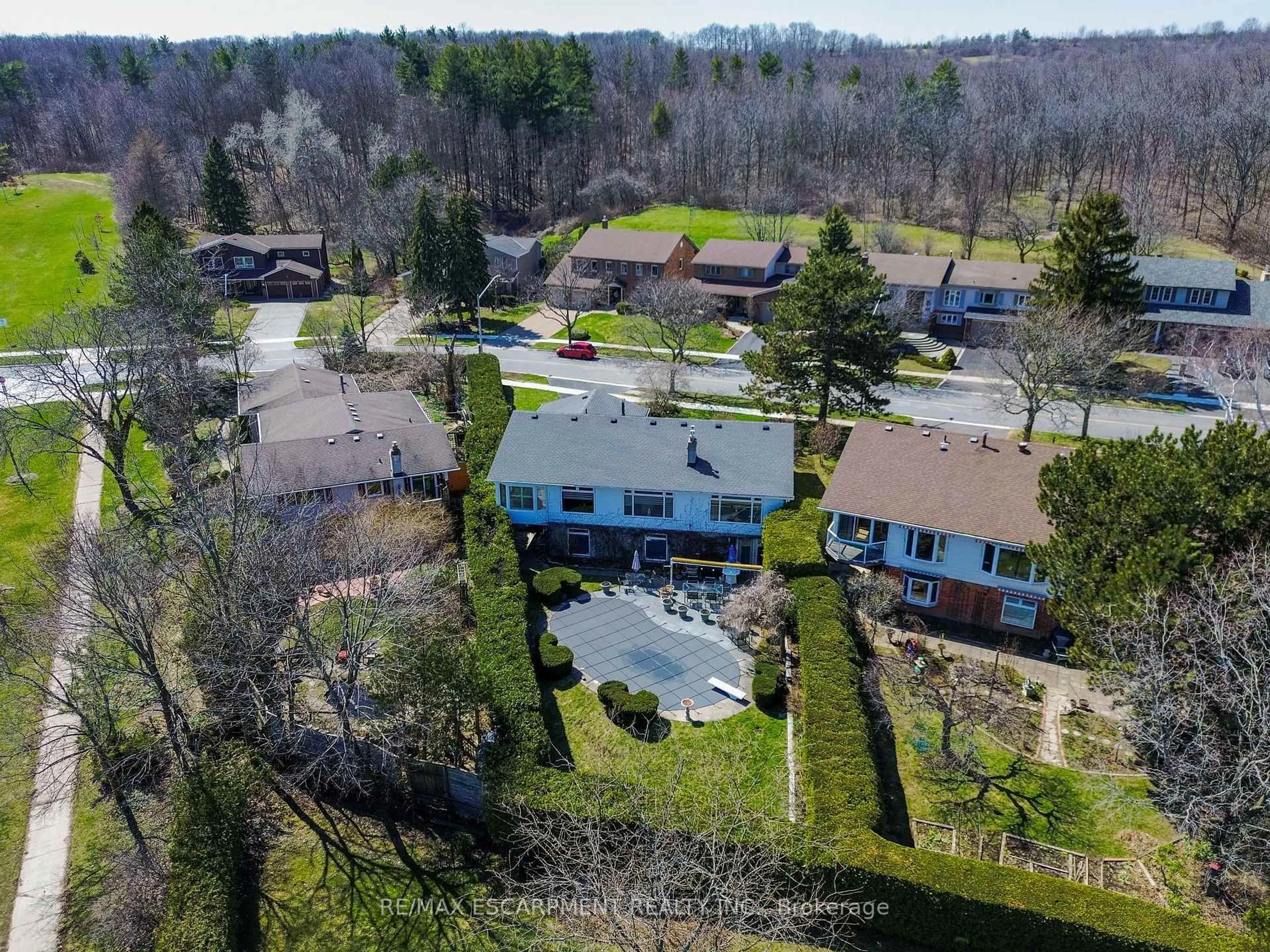 A pic from outside/outdoor area/front of a property/back of a property/a pic from drone, unknown for 1233 Havendale Blvd, Burlington Ontario L7P 3S1