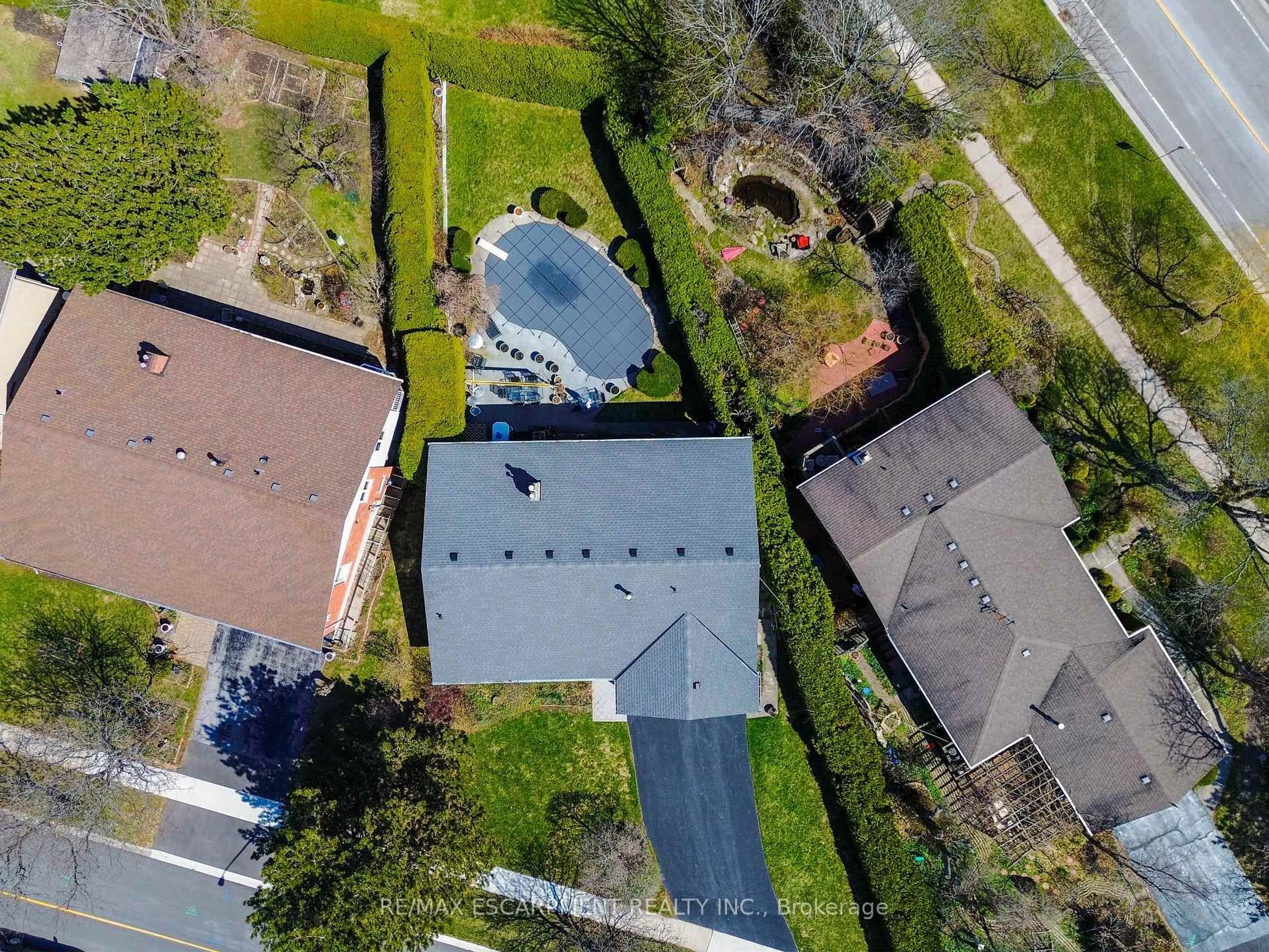 A pic from outside/outdoor area/front of a property/back of a property/a pic from drone, street for 1233 Havendale Blvd, Burlington Ontario L7P 3S1