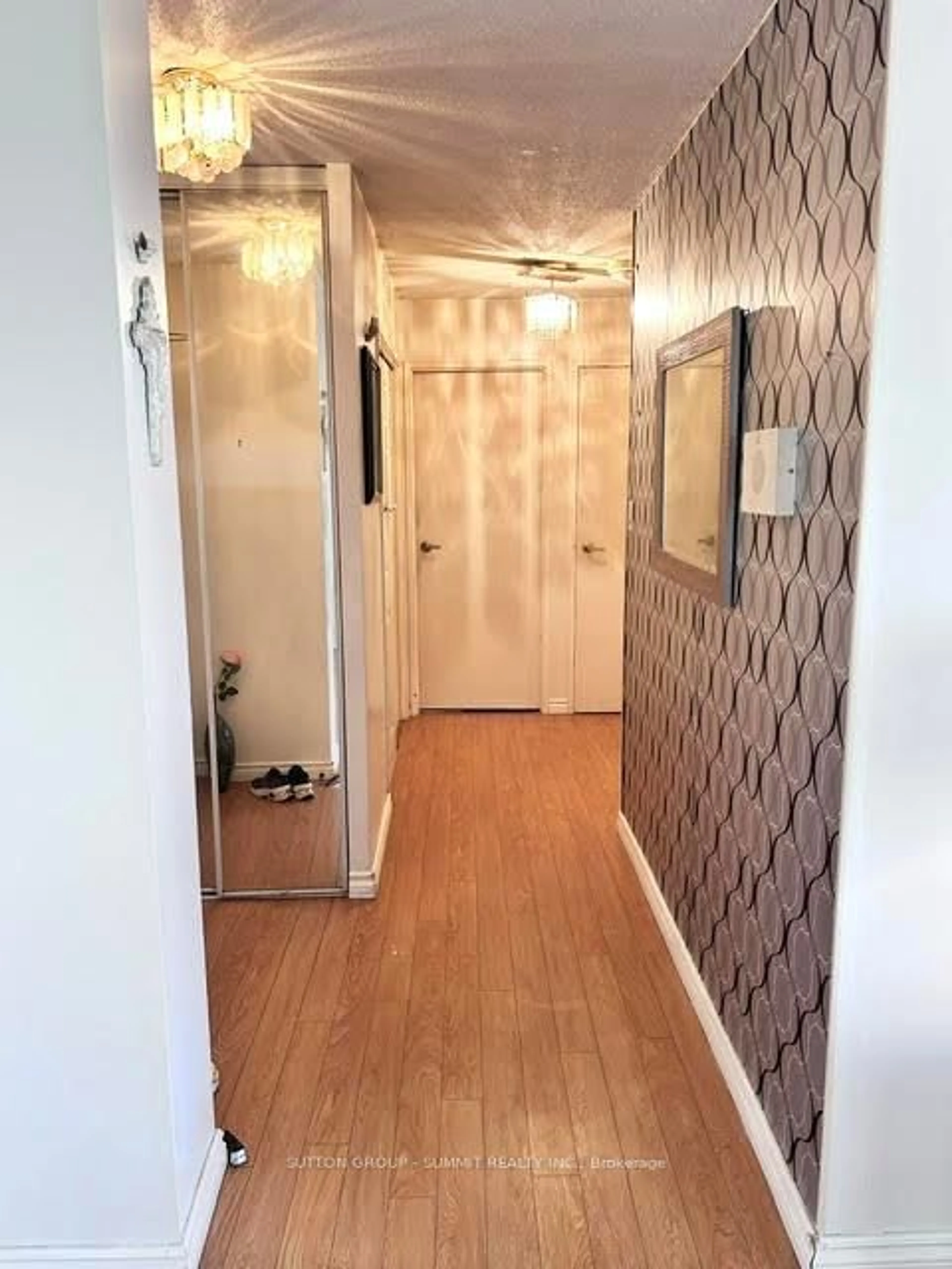 Indoor foyer for 3590 Kaneff Cres #408, Mississauga Ontario L5A 3X3