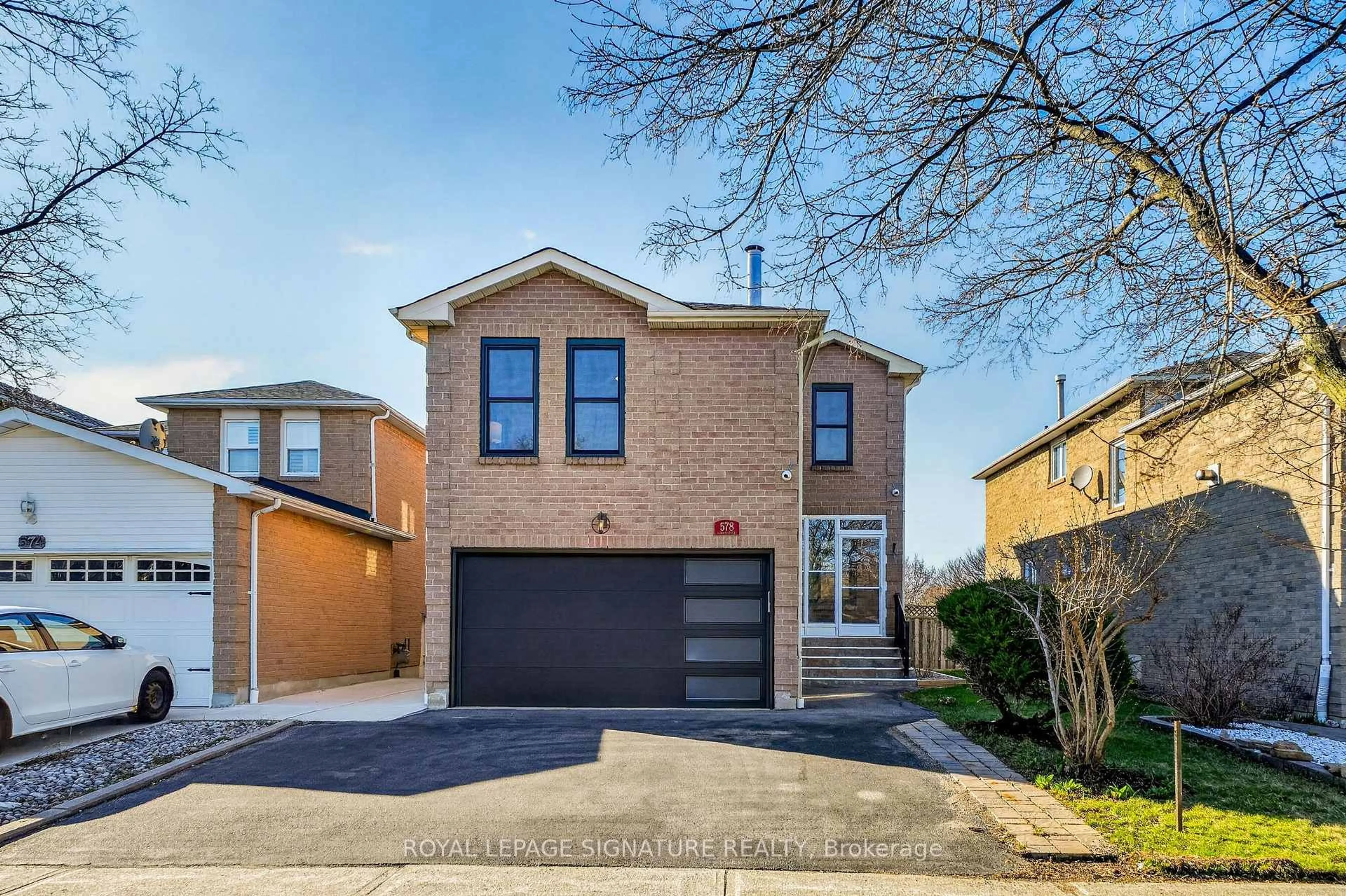 Home with brick exterior material, street for 578 Silverthorne Cres, Mississauga Ontario L5R 1W7