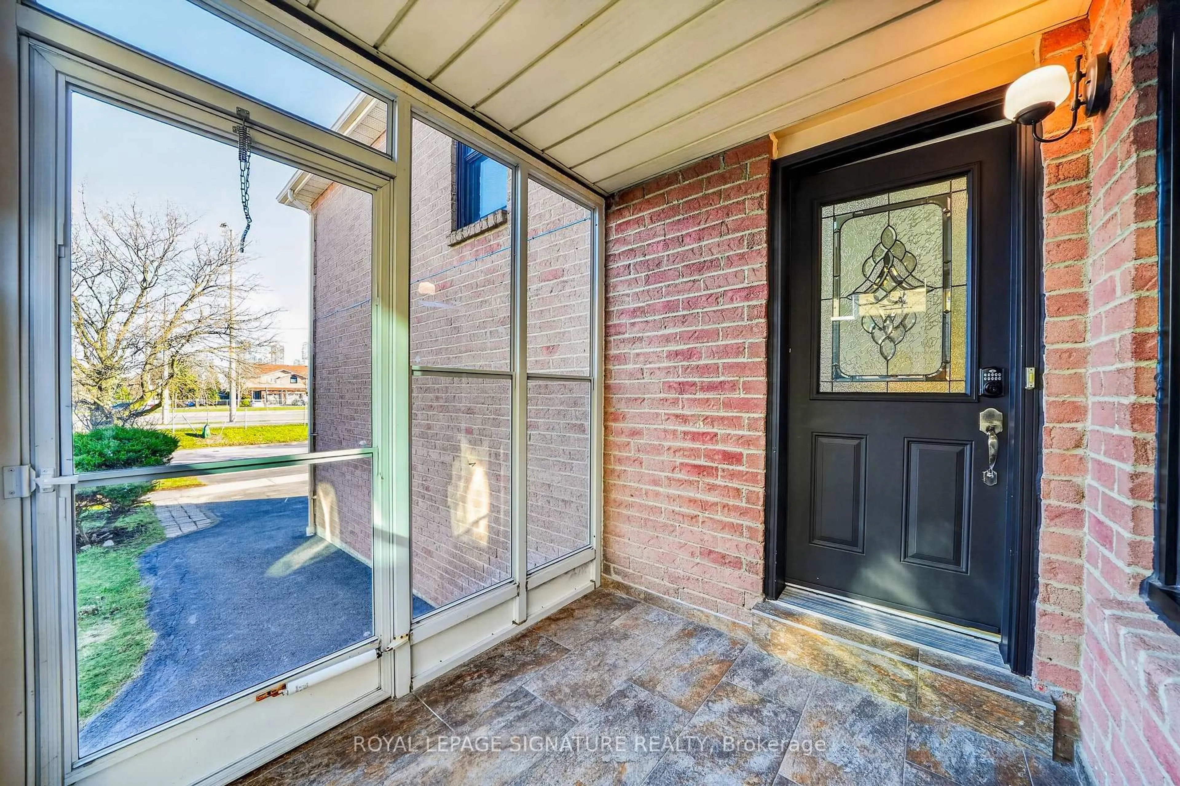 Indoor entryway for 578 Silverthorne Cres, Mississauga Ontario L5R 1W7