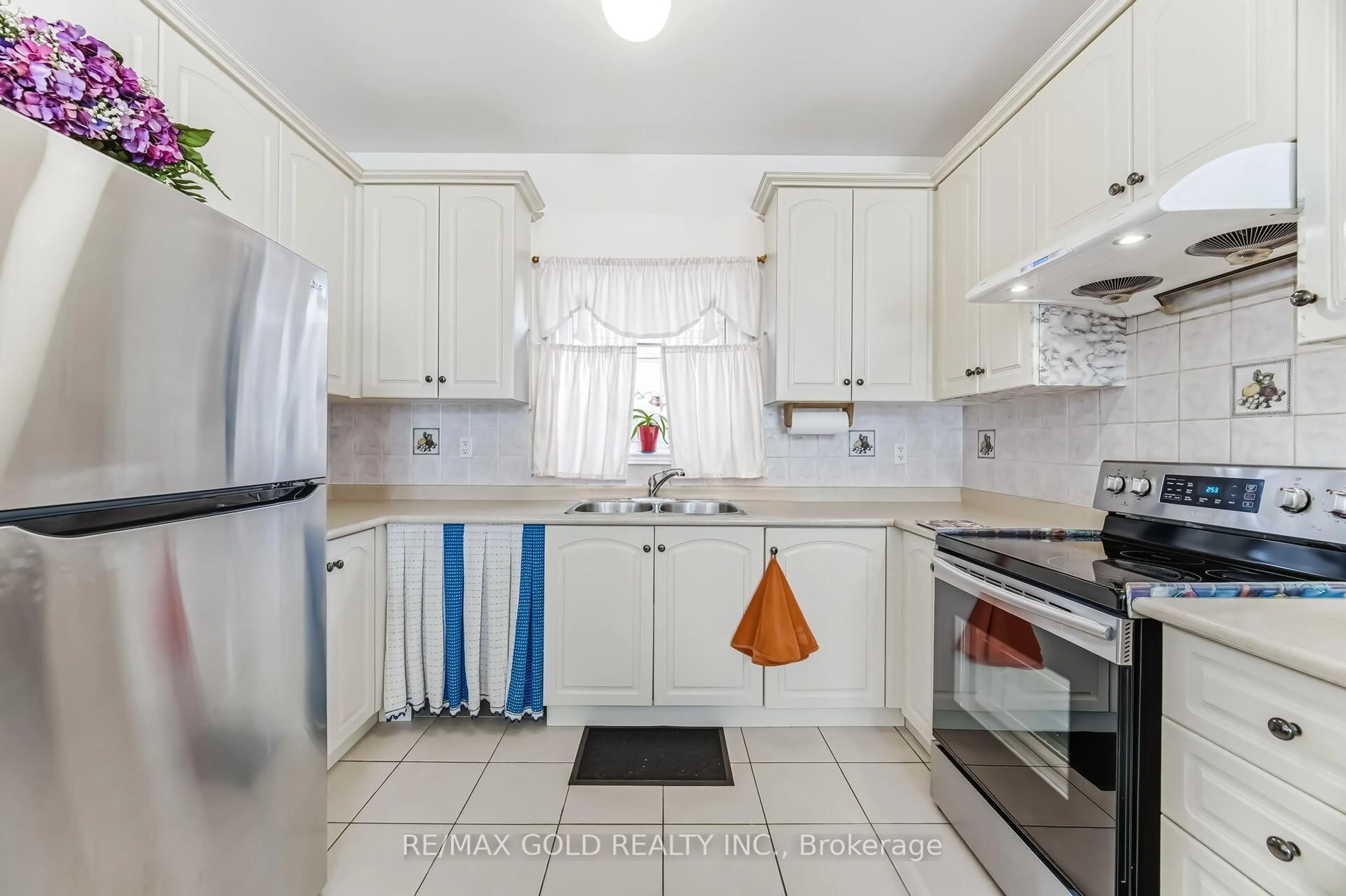 Standard kitchen, ceramic/tile floor for 5 Attmar Dr, Brampton Ontario L6P 2R4