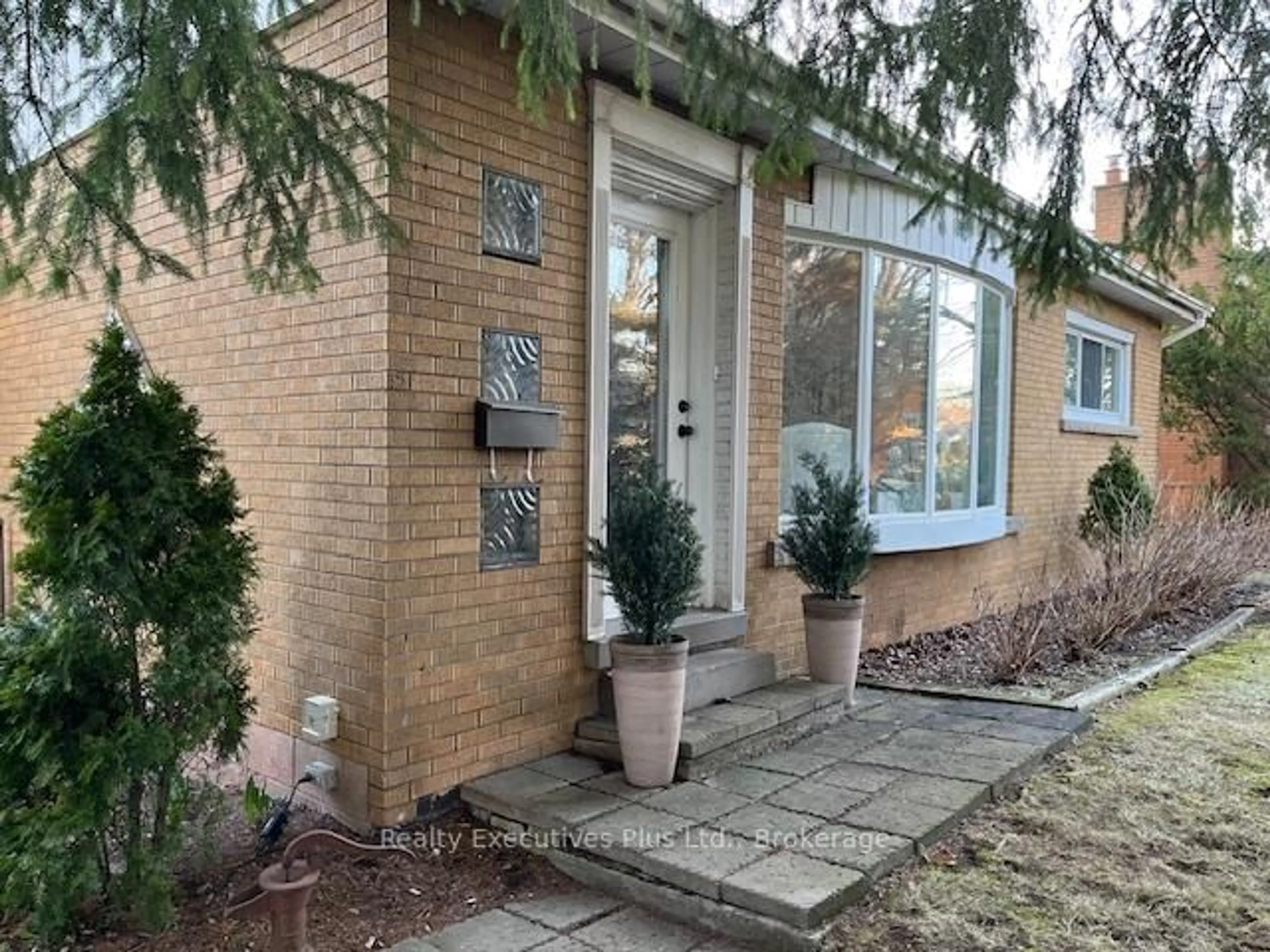 Home with brick exterior material, street for 284 Appleby Line, Burlington Ontario L7L 2X5