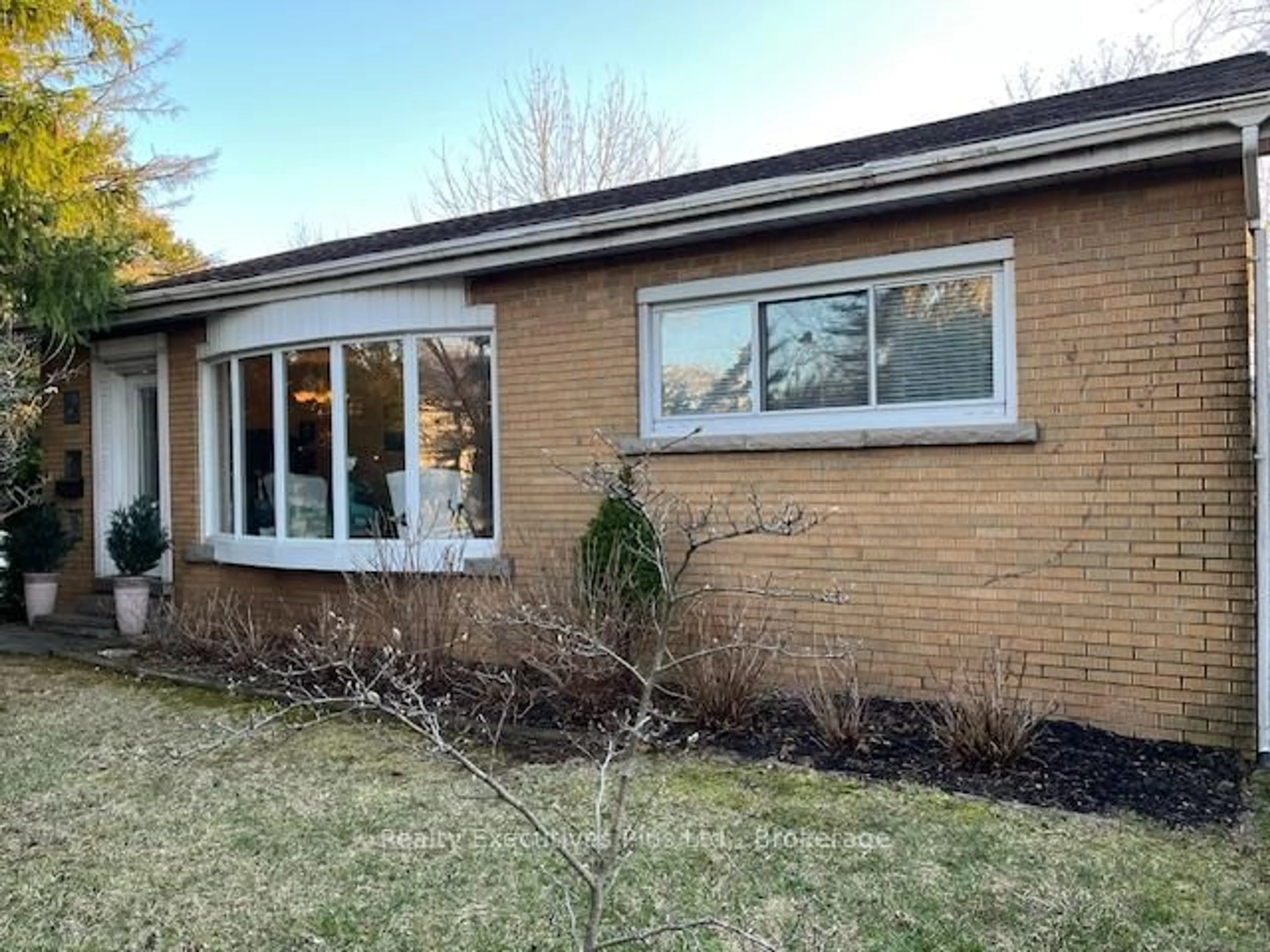 Home with brick exterior material, street for 284 Appleby Line, Burlington Ontario L7L 2X5