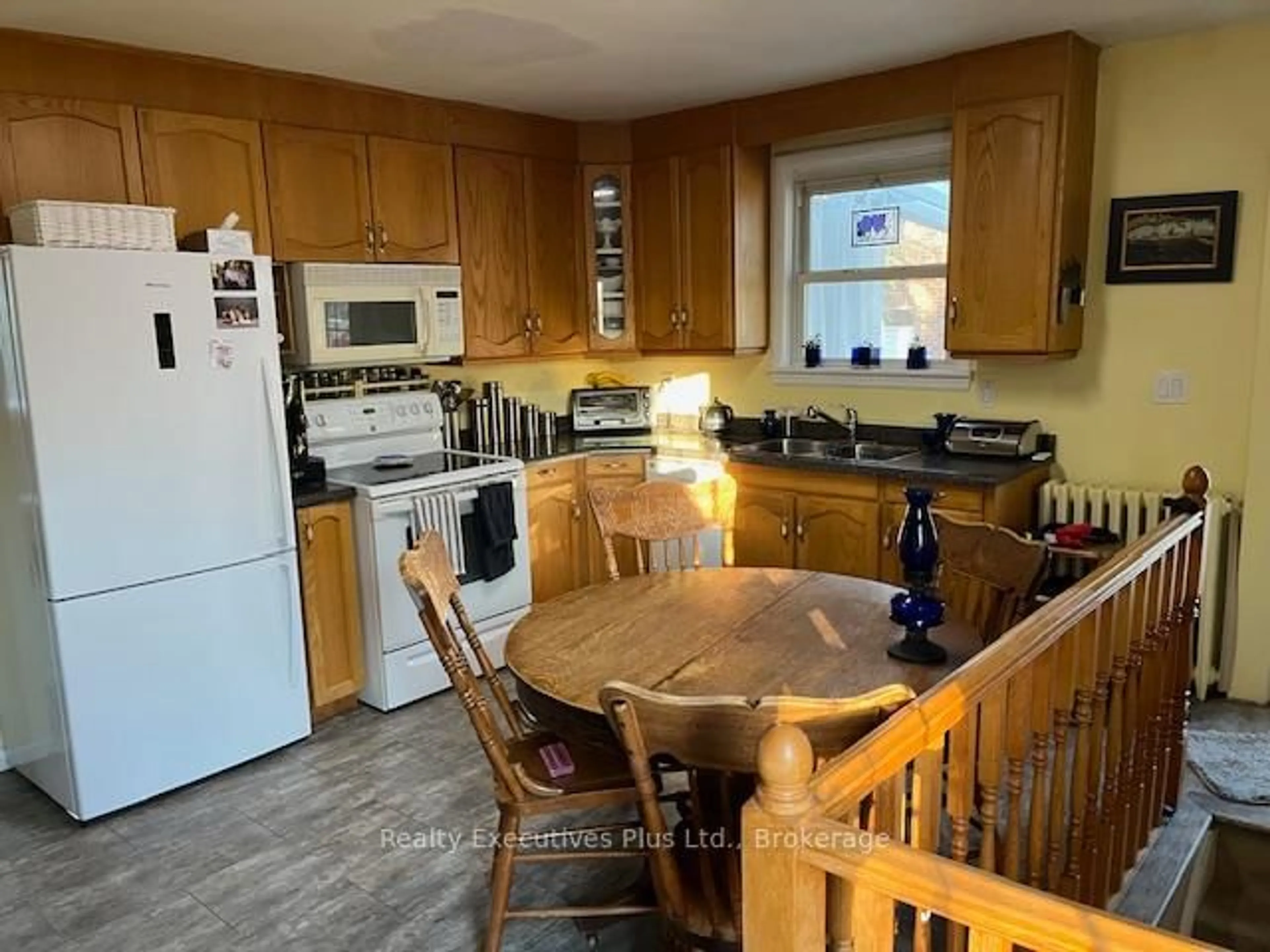 Standard kitchen, wood/laminate floor for 284 Appleby Line, Burlington Ontario L7L 2X5