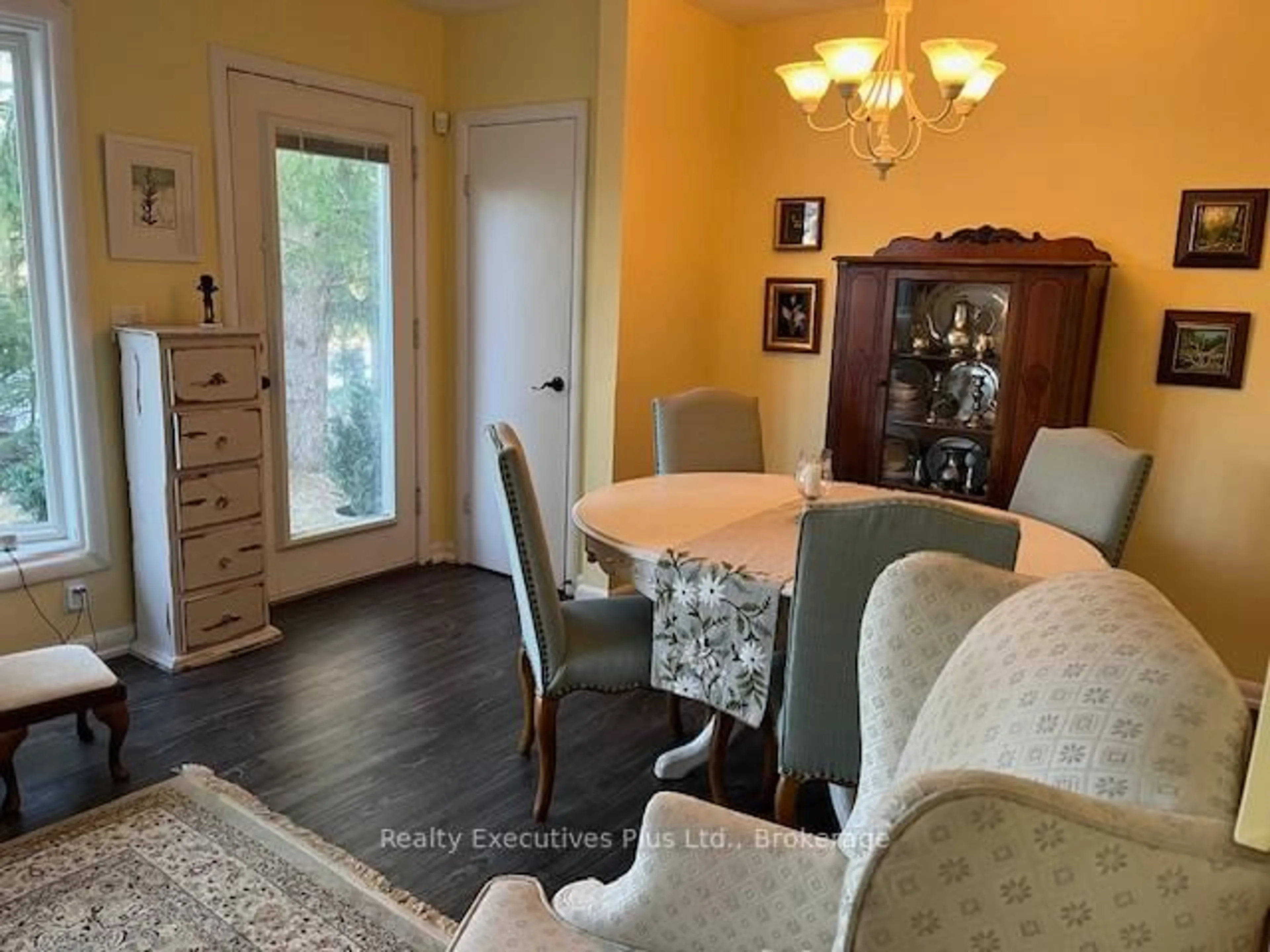 Dining room, wood/laminate floor for 284 Appleby Line, Burlington Ontario L7L 2X5