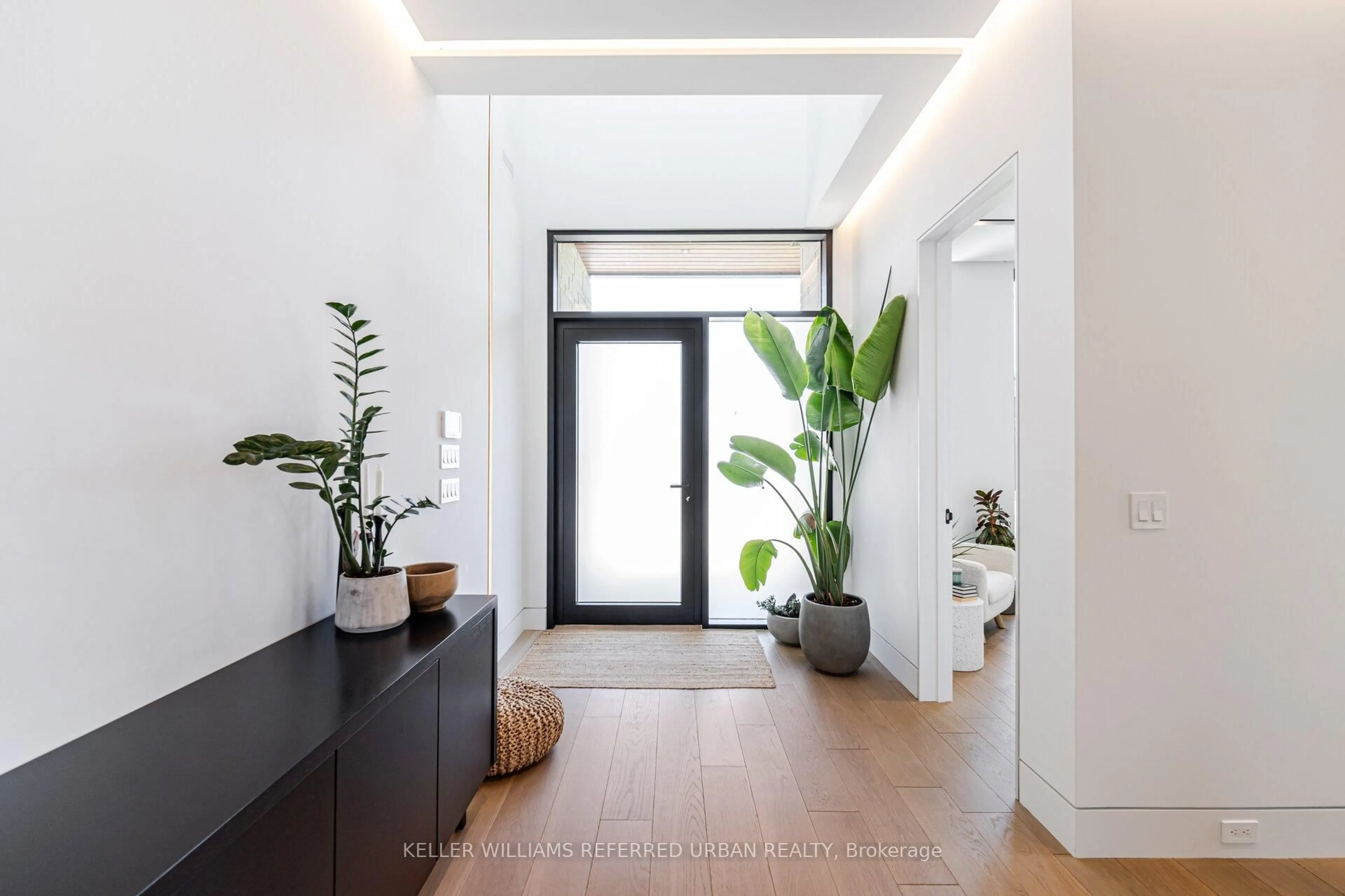 Indoor entryway for 1337 Waverly Ave, Oakville Ontario L6L 2S4