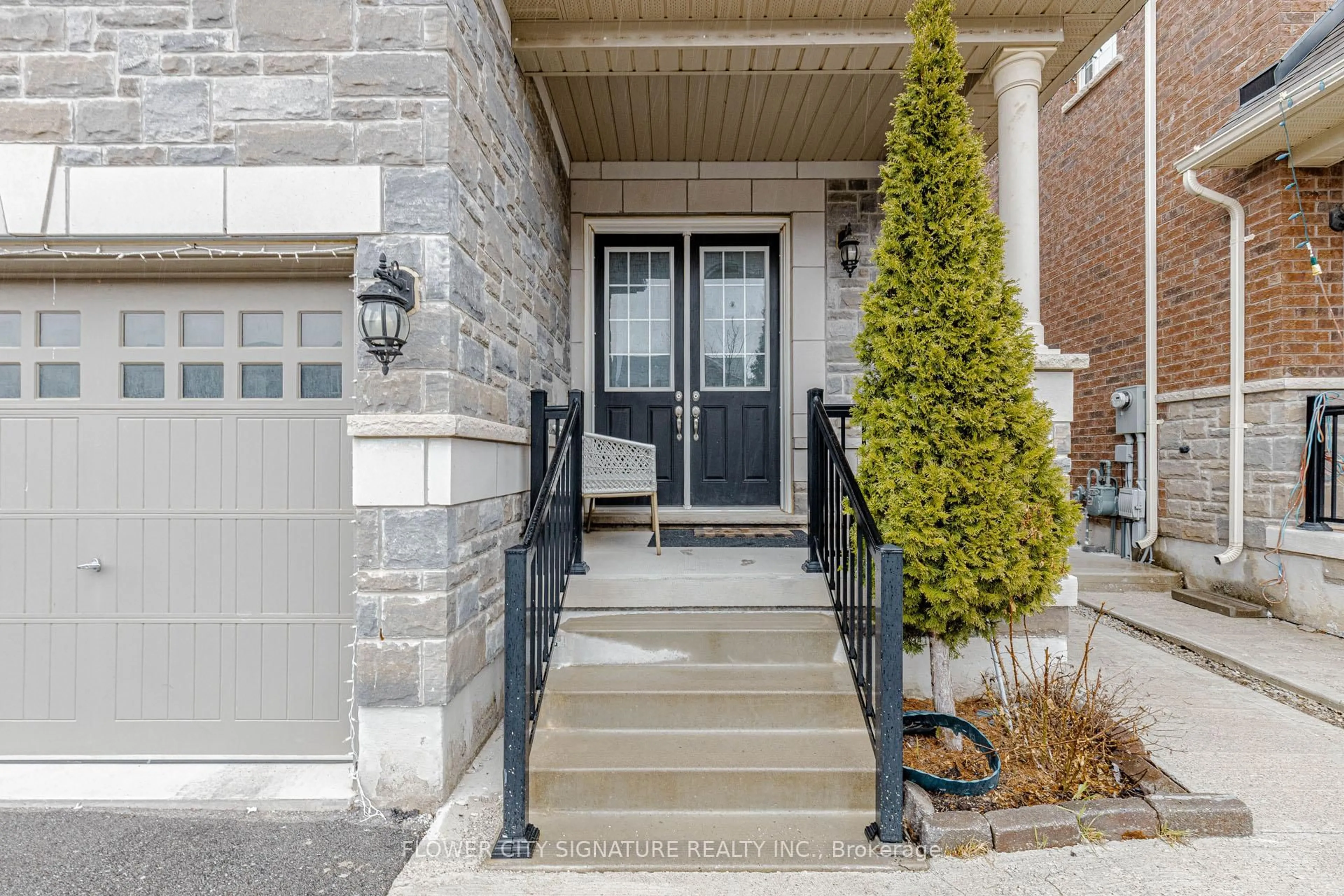 Indoor entryway for 116 Morningside Dr, Halton Hills Ontario L7G 0M2