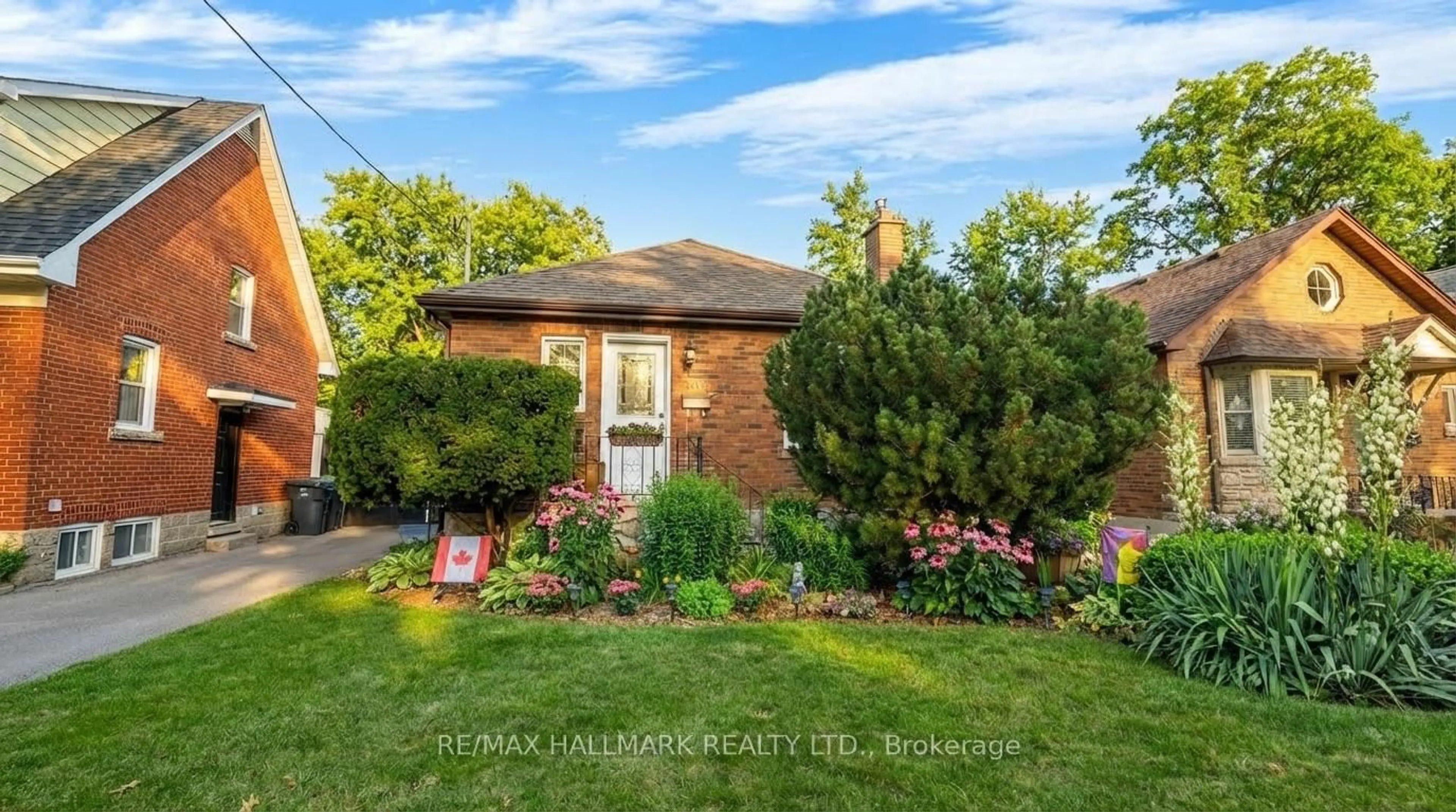 Home with brick exterior material, street for 116 Mill St, Brampton Ontario L6Y 1T3
