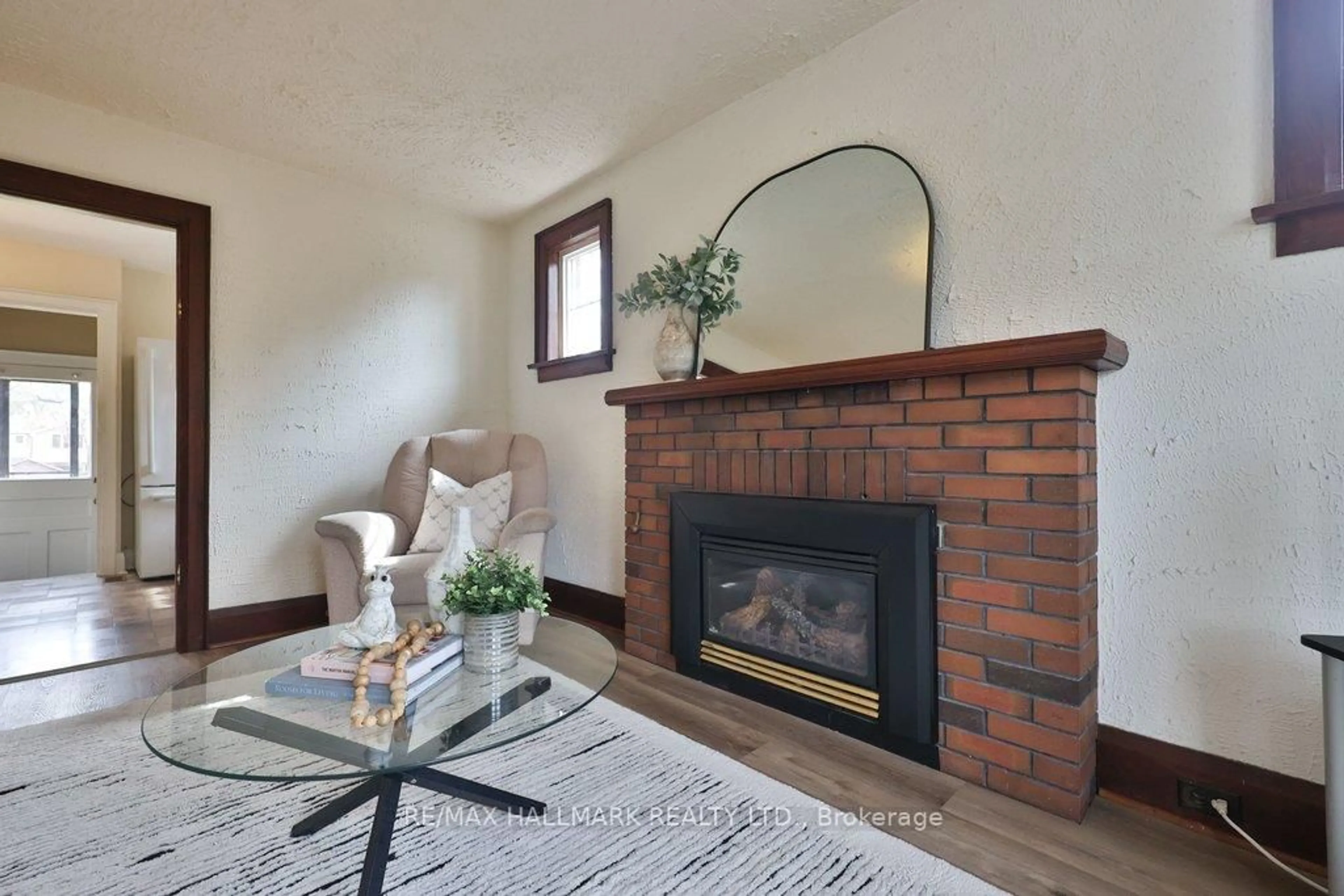 Living room with furniture, unknown for 116 Mill St, Brampton Ontario L6Y 1T3