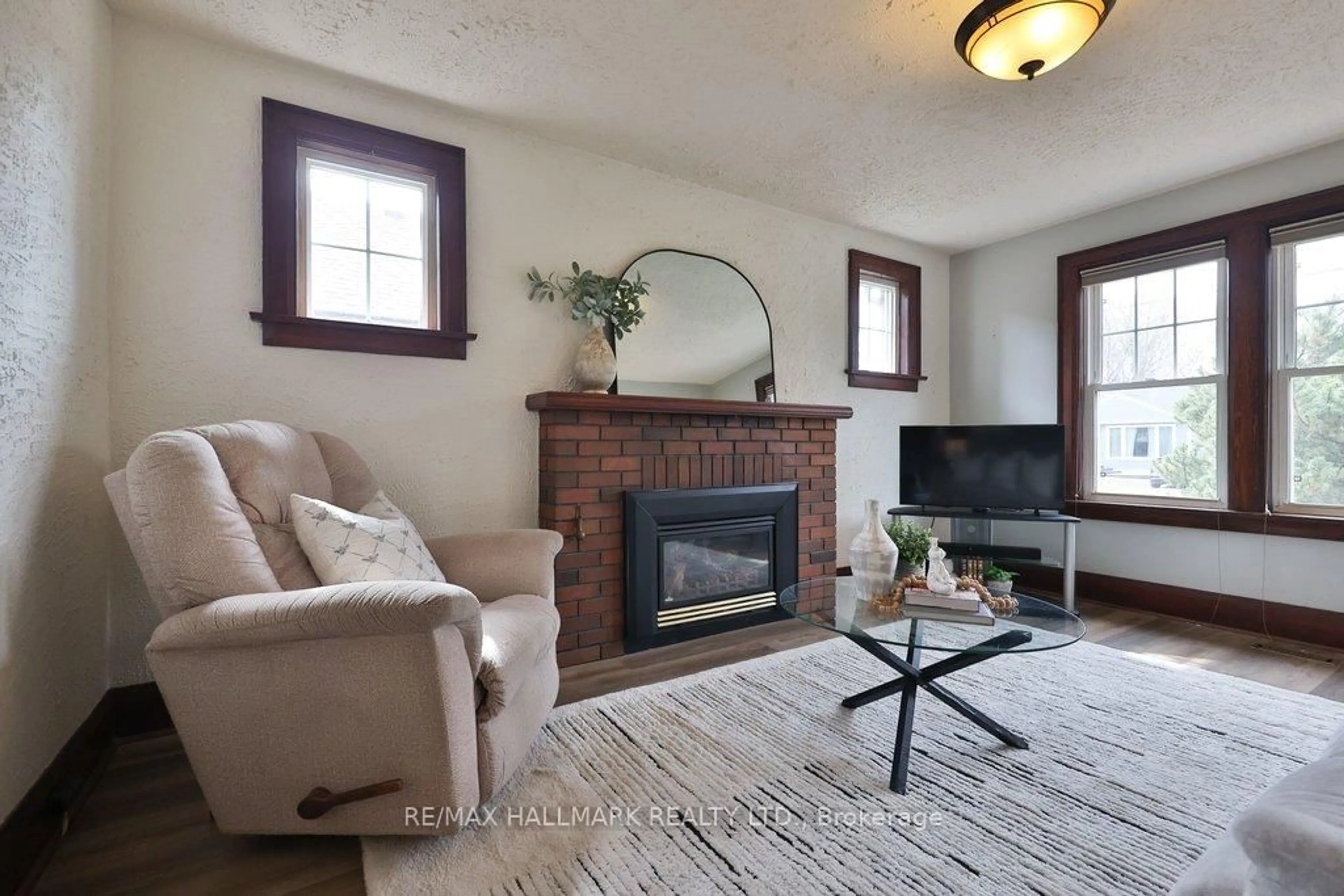 Living room with furniture, unknown for 116 Mill St, Brampton Ontario L6Y 1T3