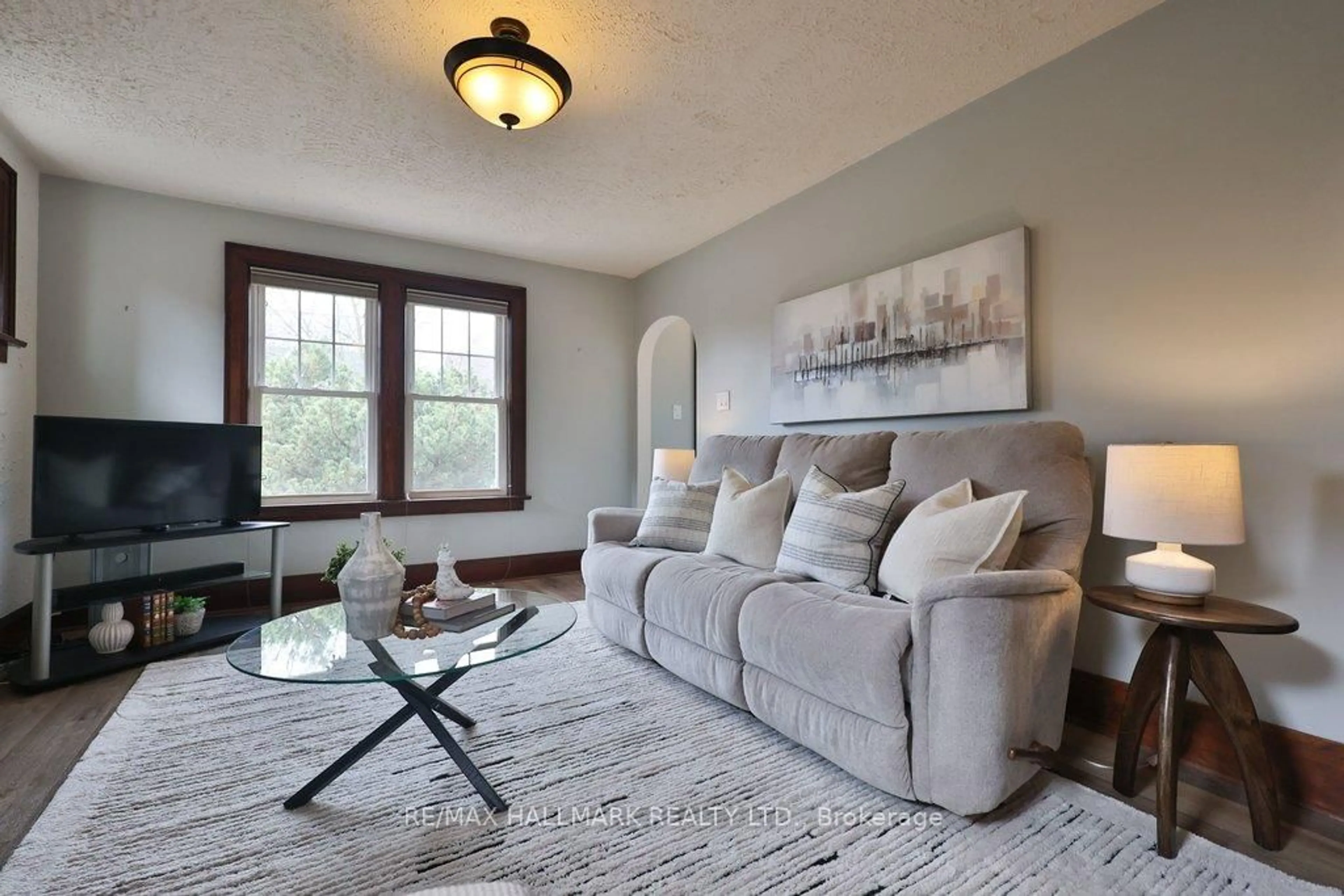 Living room with furniture, carpet floor for 116 Mill St, Brampton Ontario L6Y 1T3