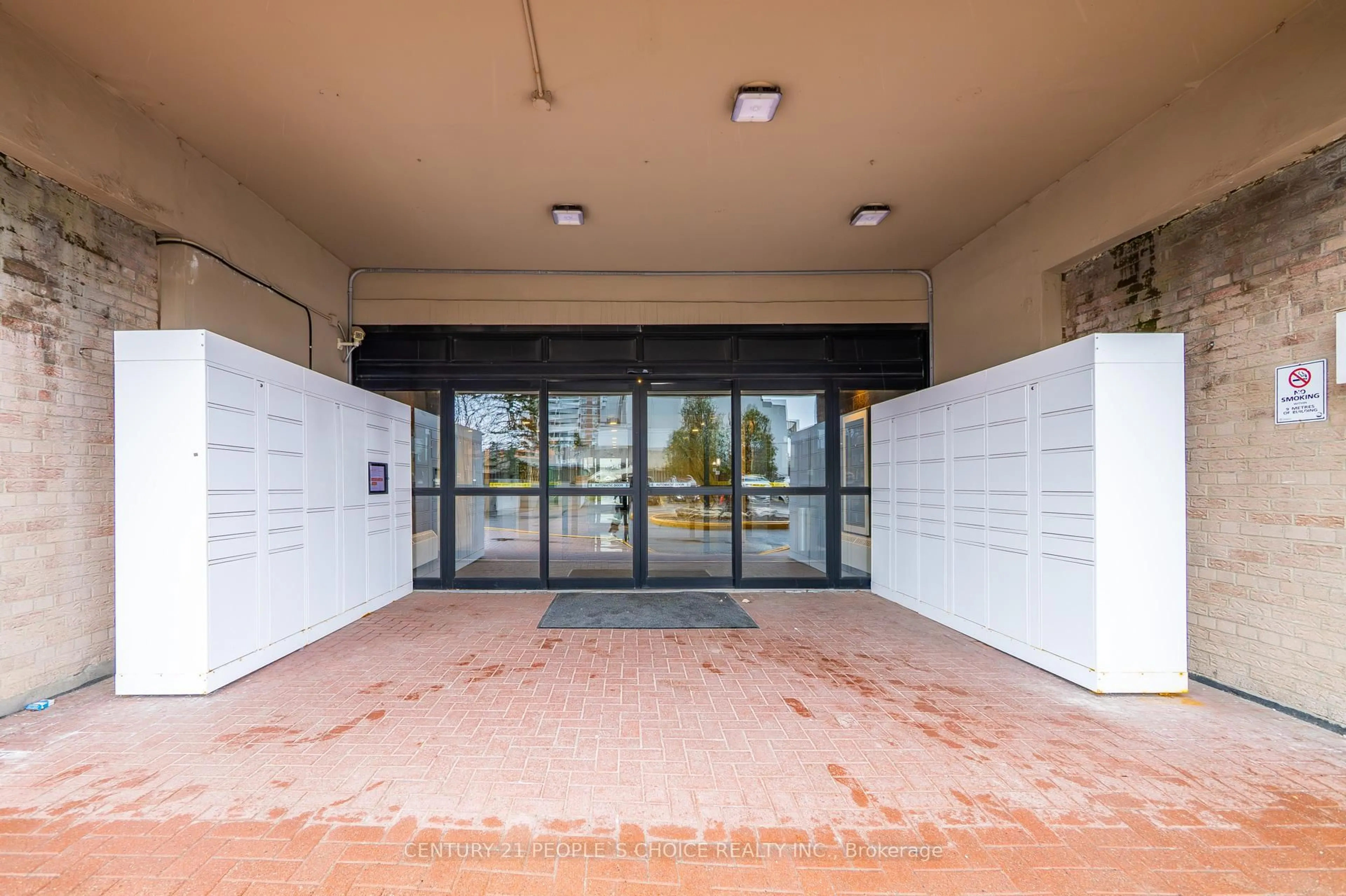 Indoor foyer for 3390 Weston Rd #902, Toronto Ontario M9M 2X3