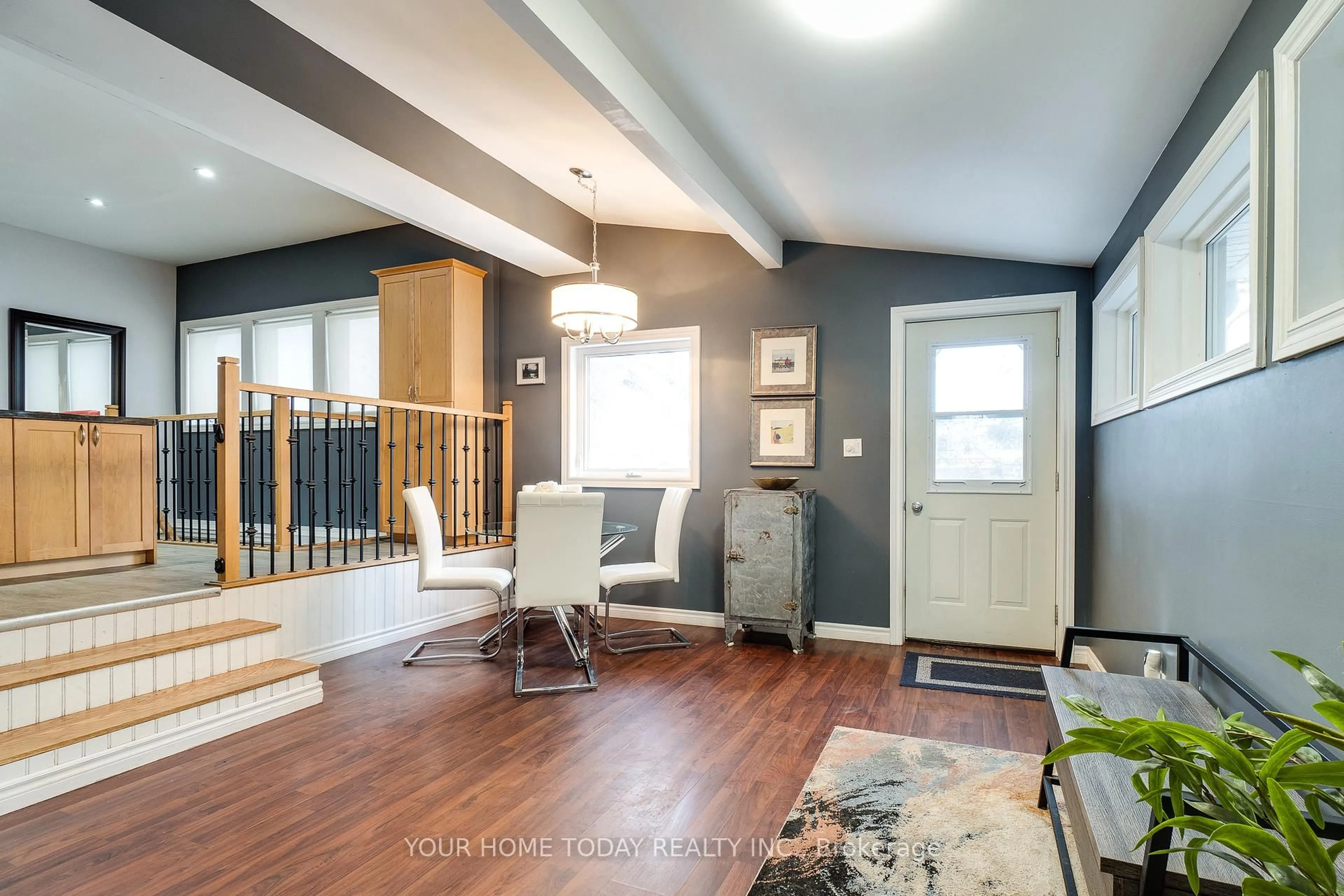 Indoor entryway for 10 Knox St, Halton Hills Ontario L7J 1C7