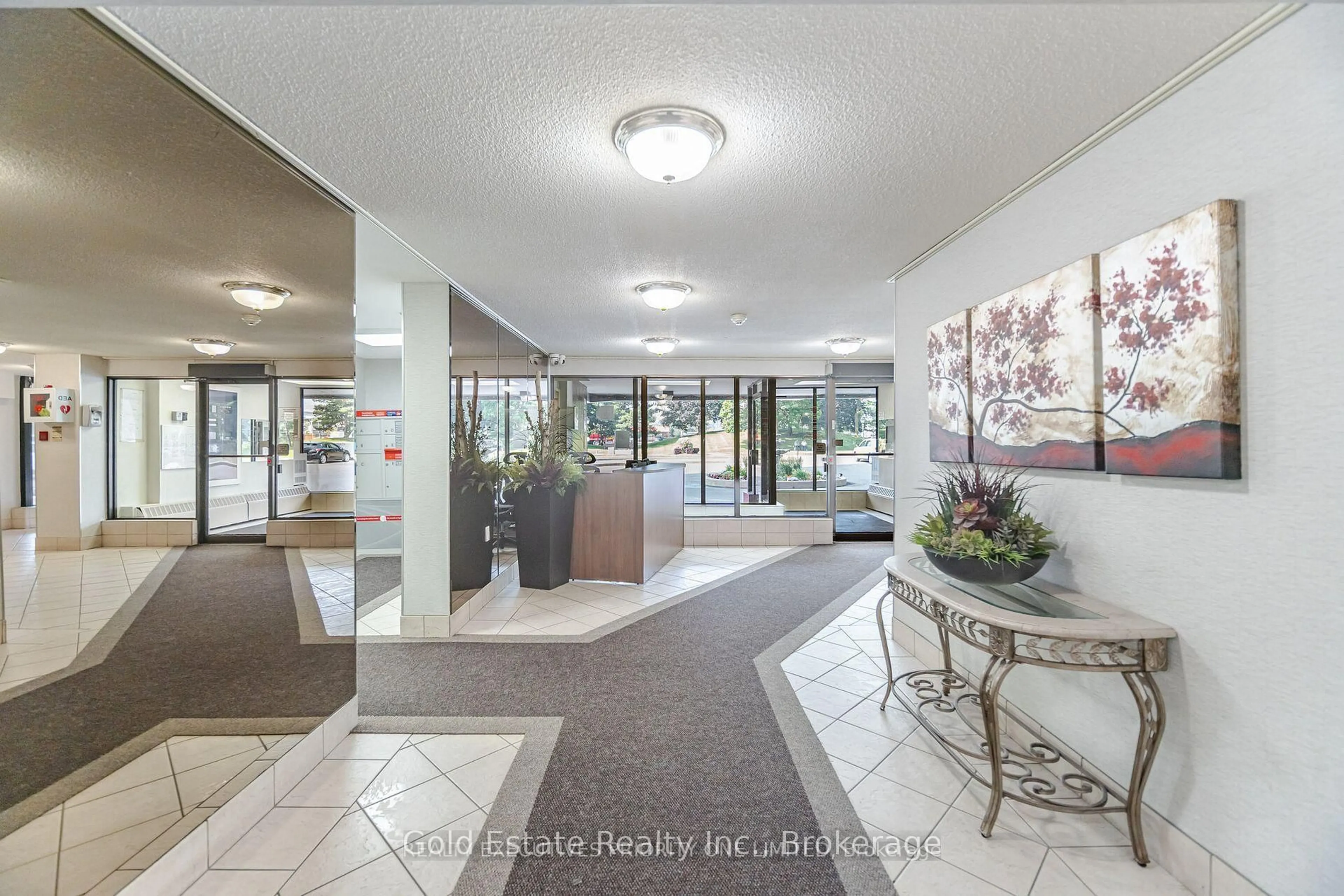 Indoor foyer for 18 Knightsbridge Rd #502, Brampton Ontario L6T 3X5