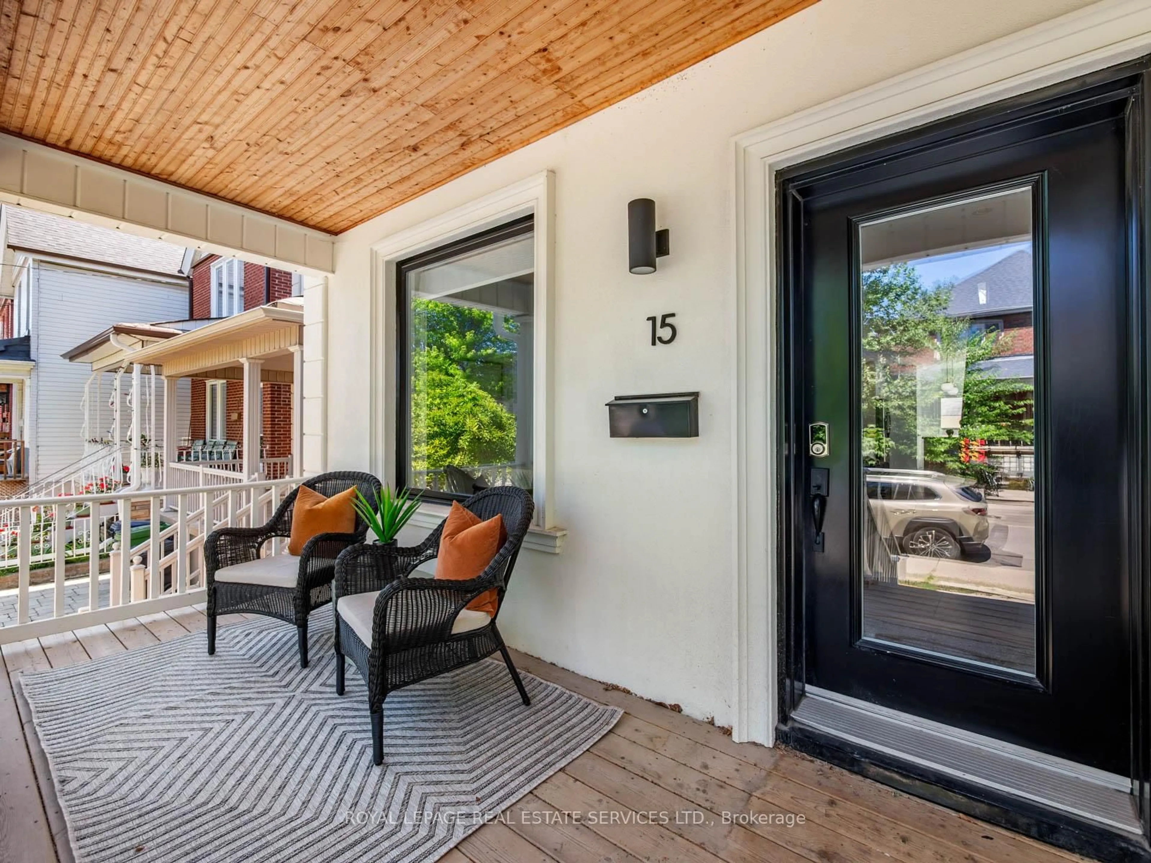 Indoor entryway for 15 Melville Ave, Toronto Ontario M6G 1Y1