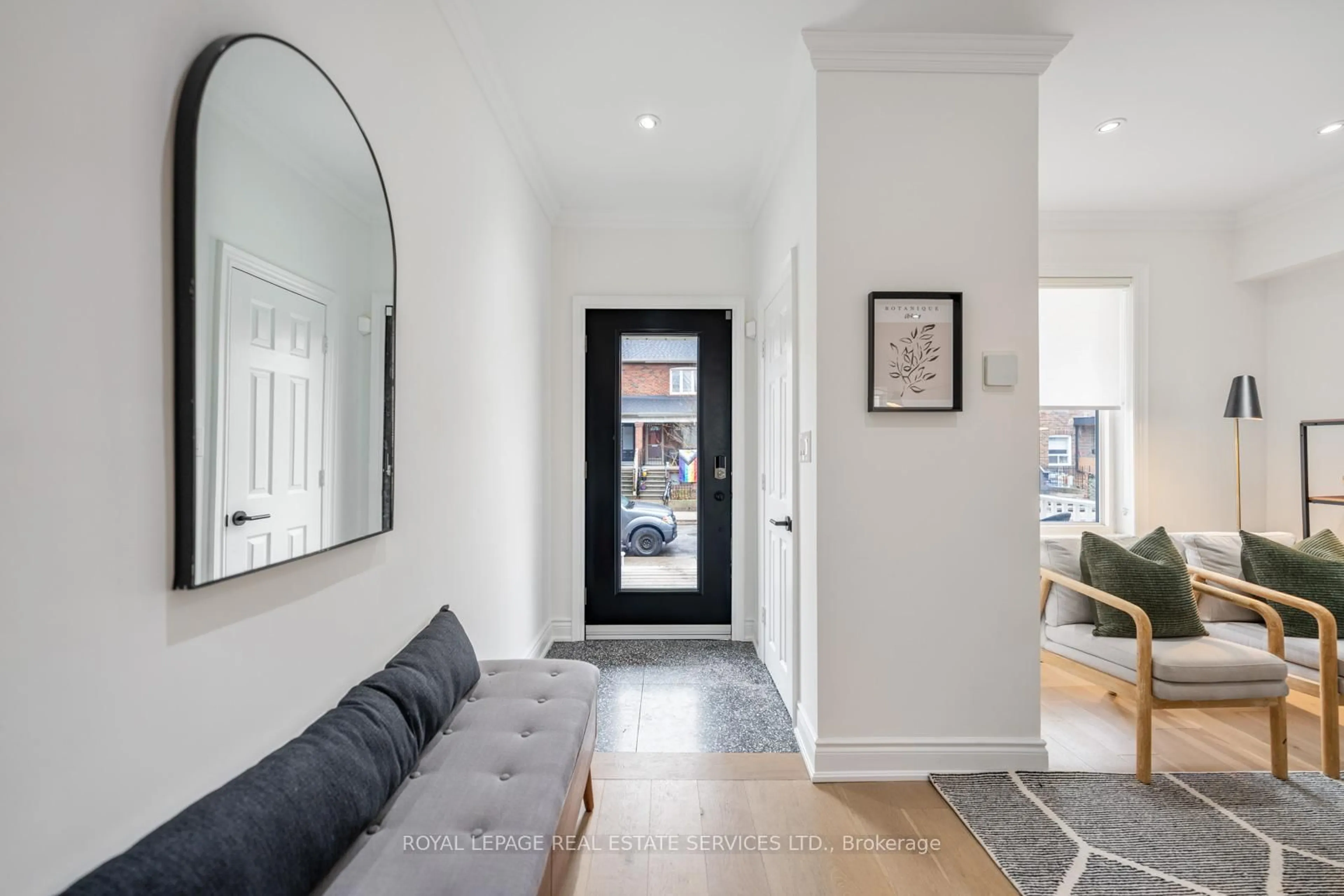 Indoor entryway for 15 Melville Ave, Toronto Ontario M6G 1Y1