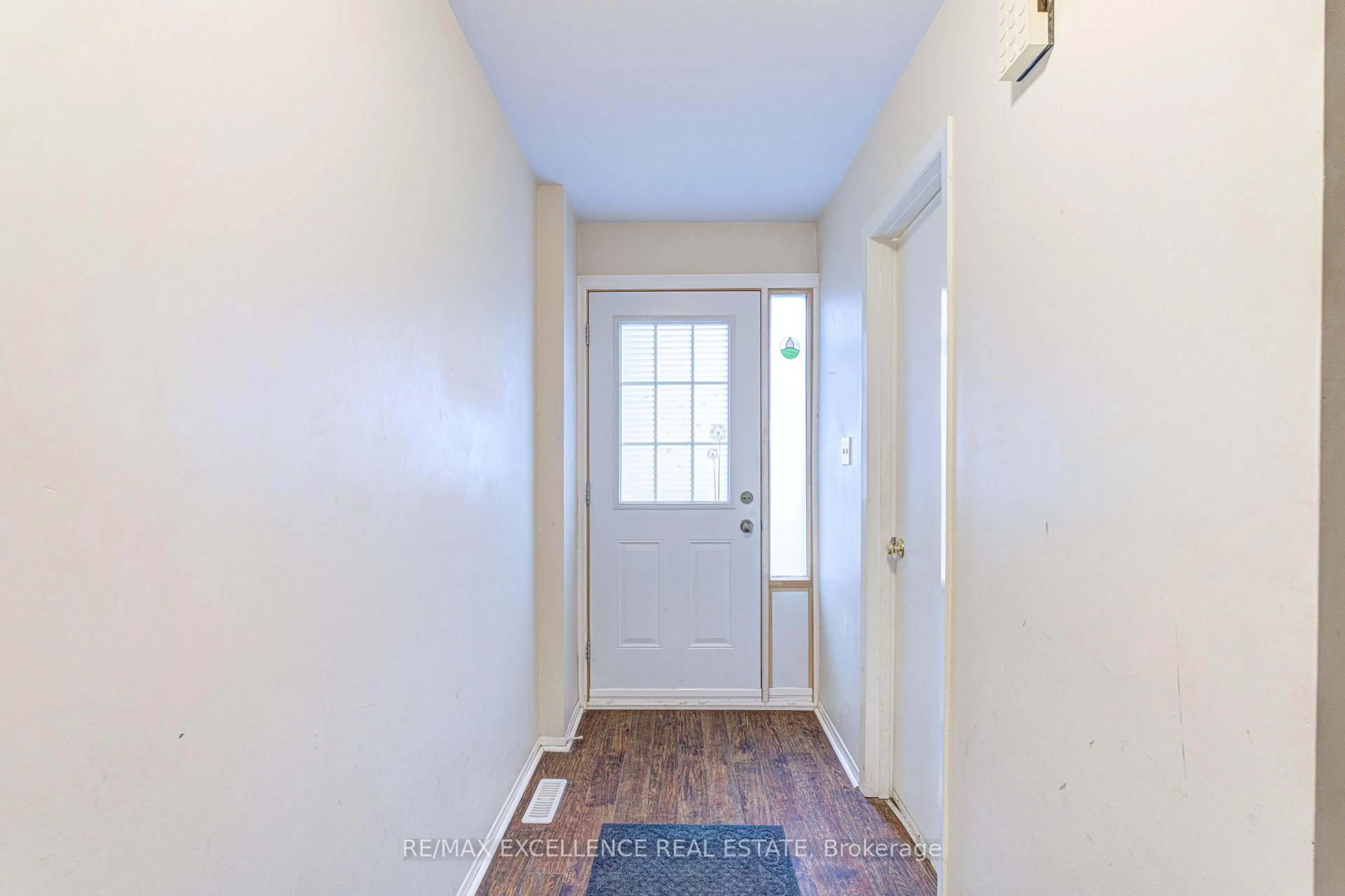 Indoor entryway for 445 Ontario St #45, Milton Ontario L9T 3J4