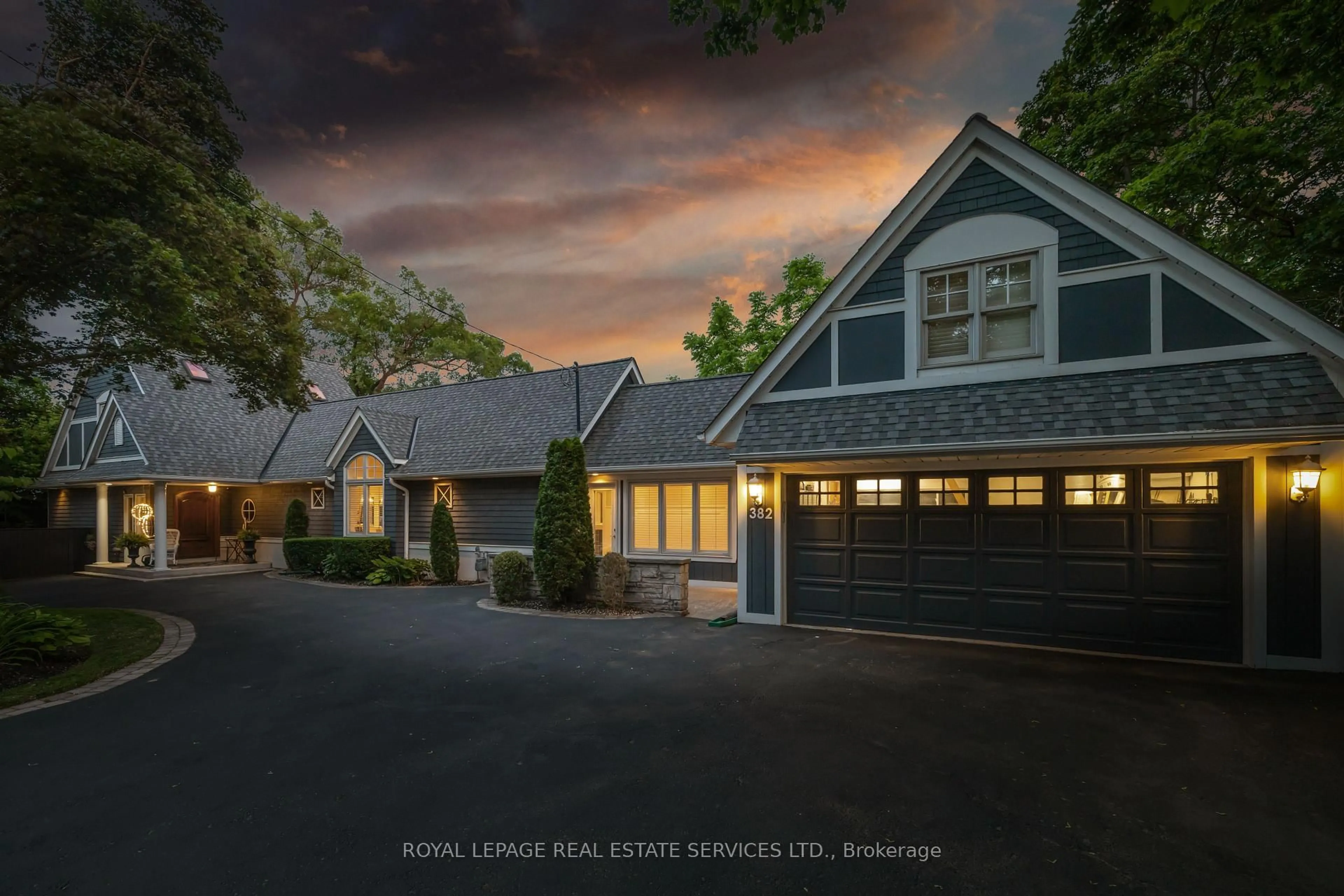 Indoor garage for 382 Trafalgar Rd, Oakville Ontario L6J 3H5