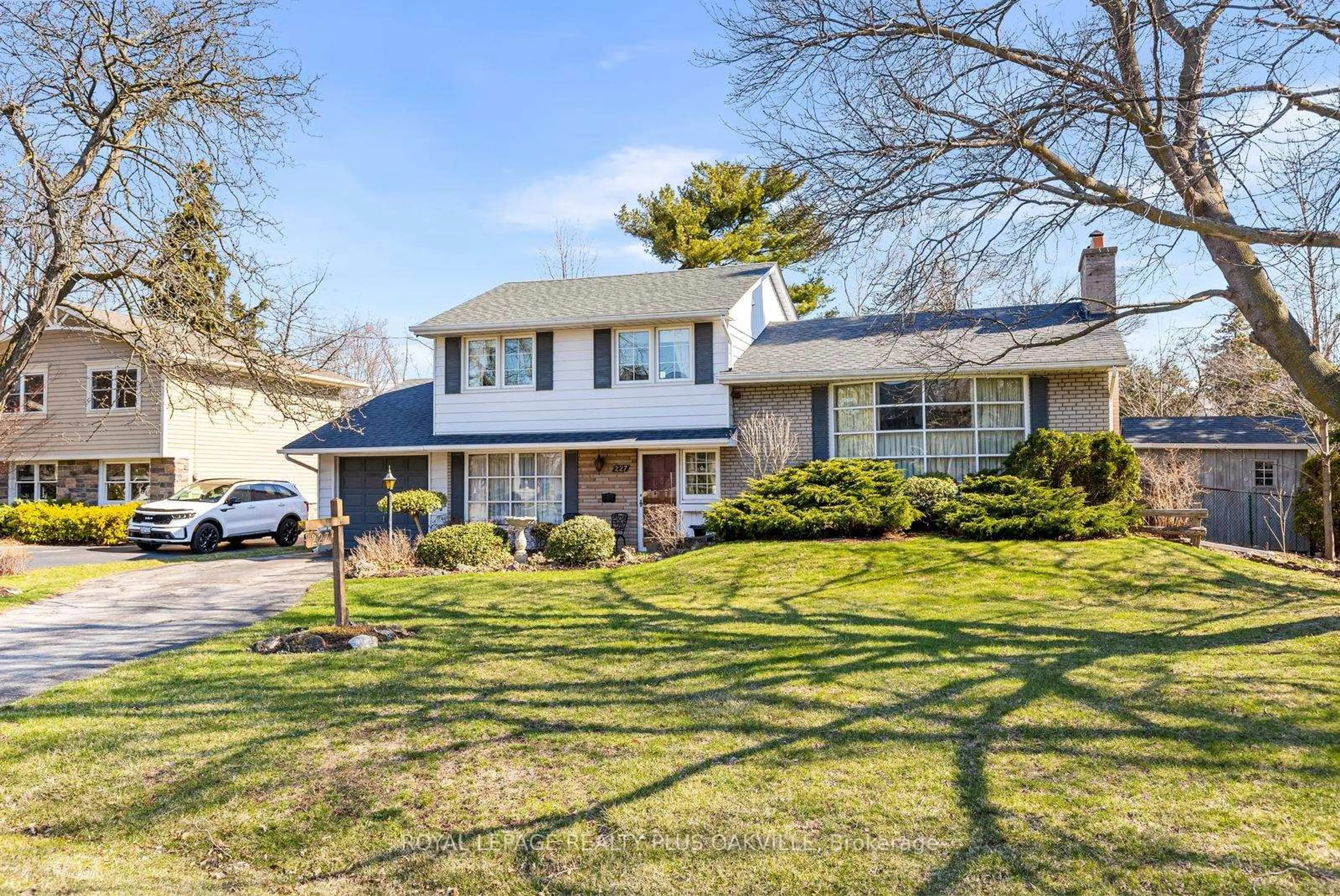 Home with vinyl exterior material, street for 227 Sandwell Dr, Oakville Ontario L6L 4P3