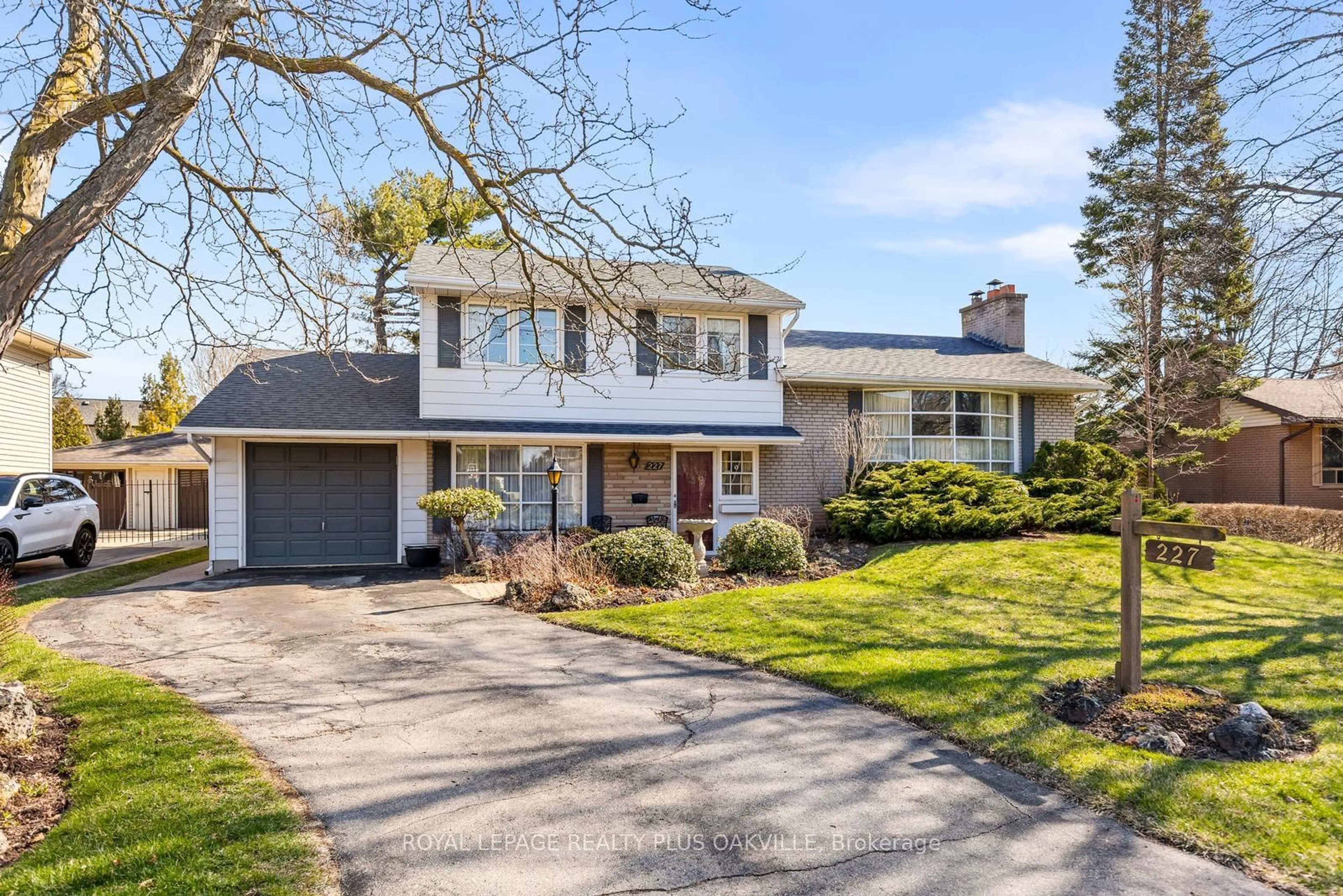 Home with vinyl exterior material, street for 227 Sandwell Dr, Oakville Ontario L6L 4P3