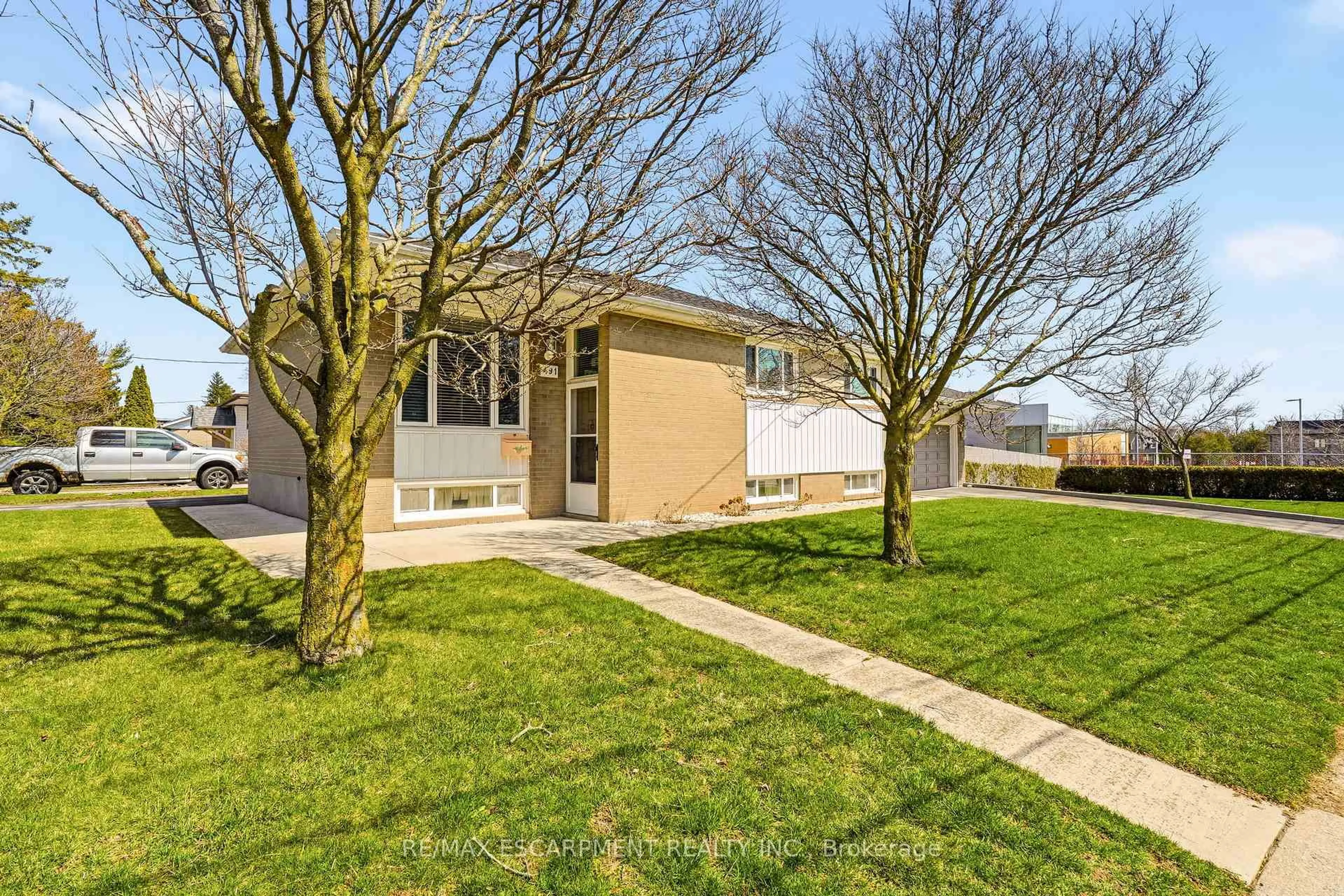 A pic from outside/outdoor area/front of a property/back of a property/a pic from drone, street for 491 Warminster Dr, Oakville Ontario L6L 4N4