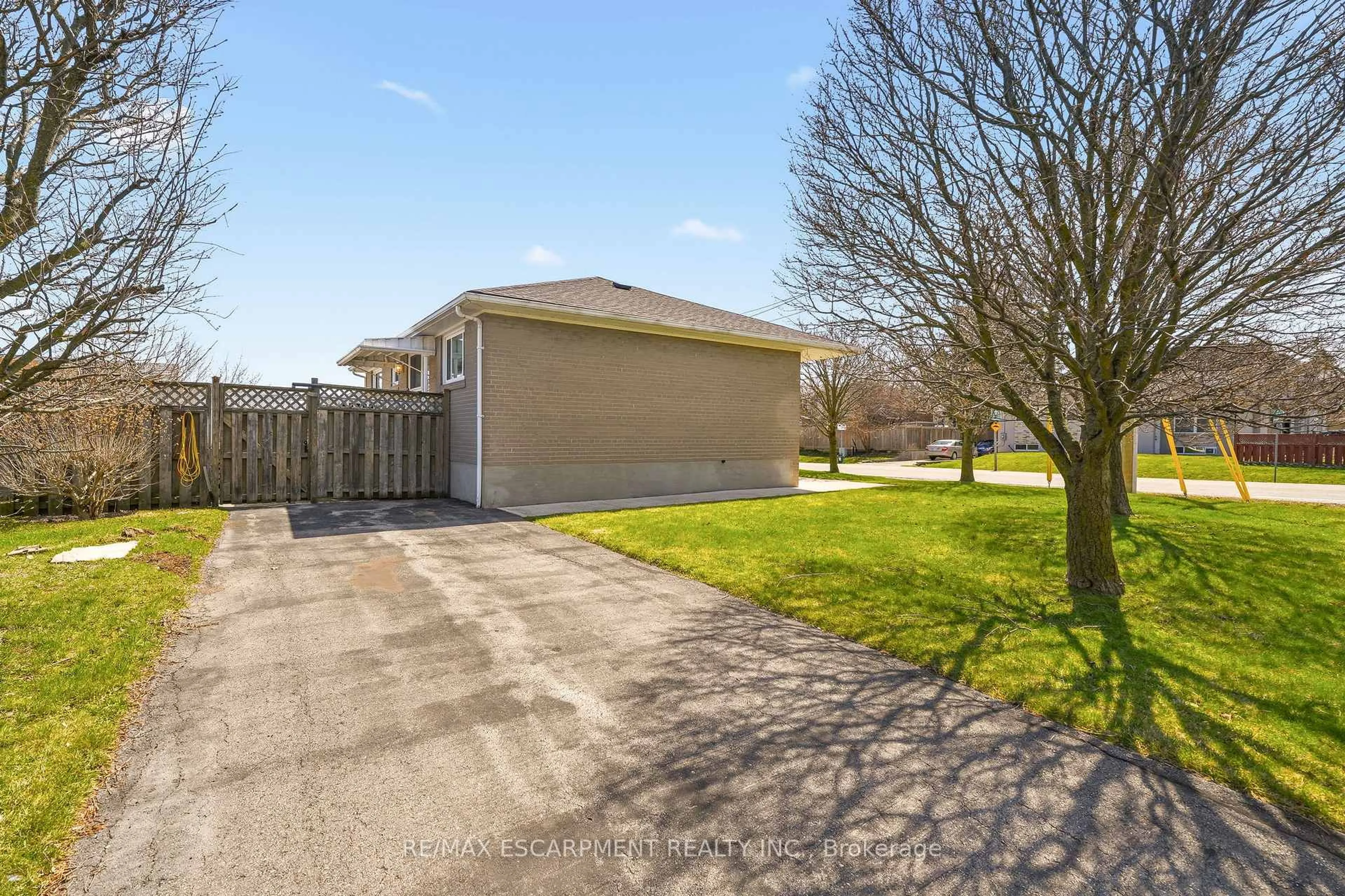 A pic from outside/outdoor area/front of a property/back of a property/a pic from drone, street for 491 Warminster Dr, Oakville Ontario L6L 4N4