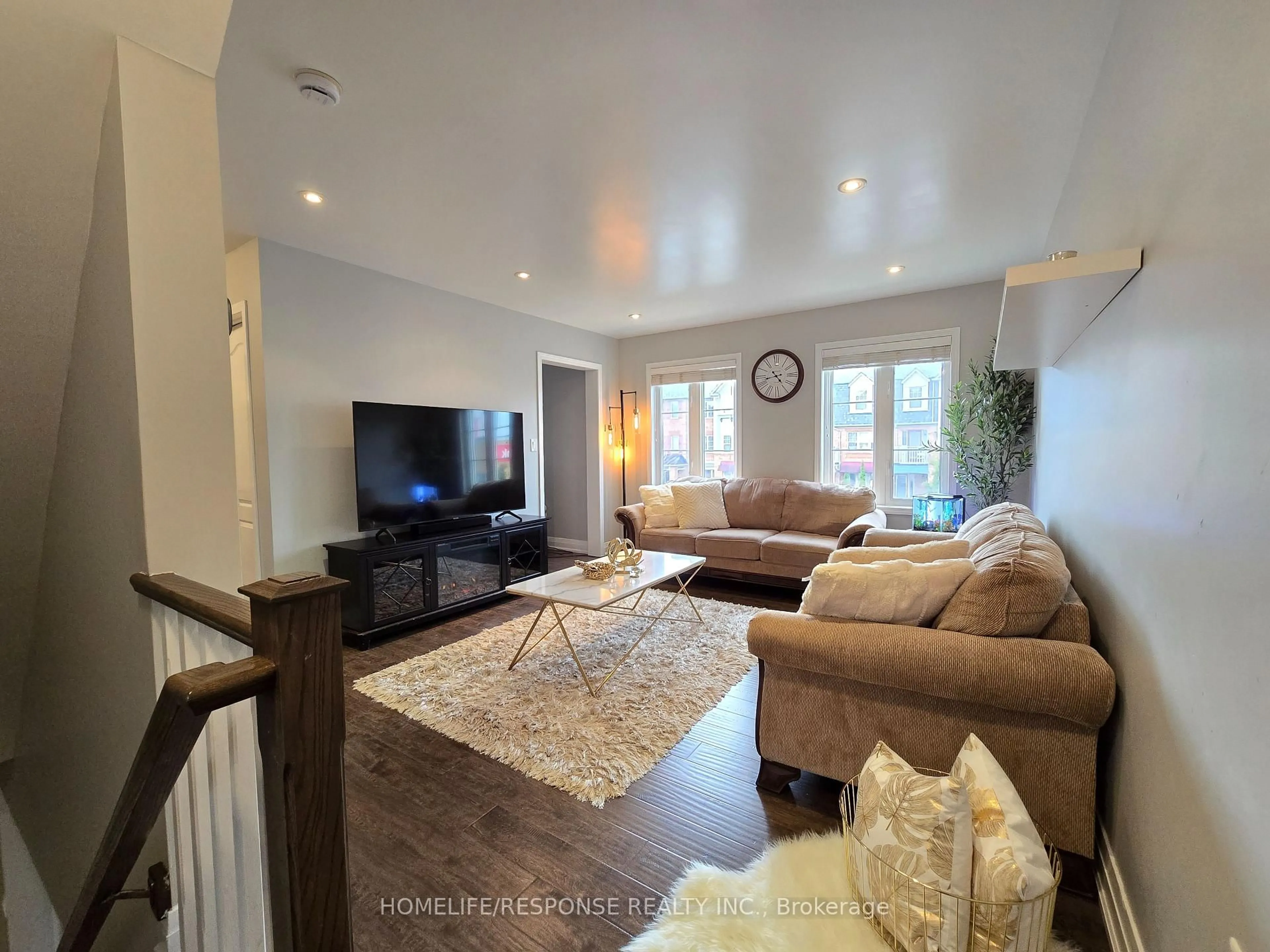 Living room with furniture, unknown for 635 SCOTT Blvd, Milton Ontario L9T 0P2