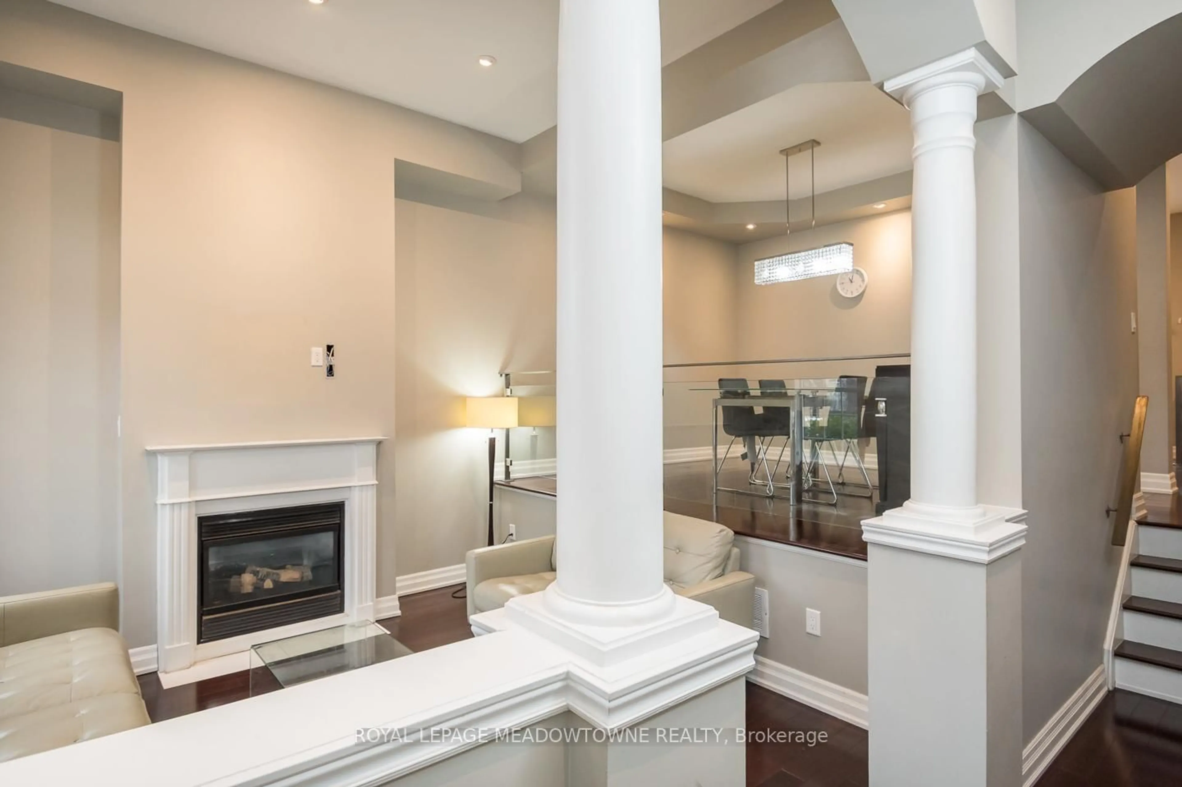 Indoor foyer for 3486 Eglinton Ave, Mississauga Ontario L5M 7P4