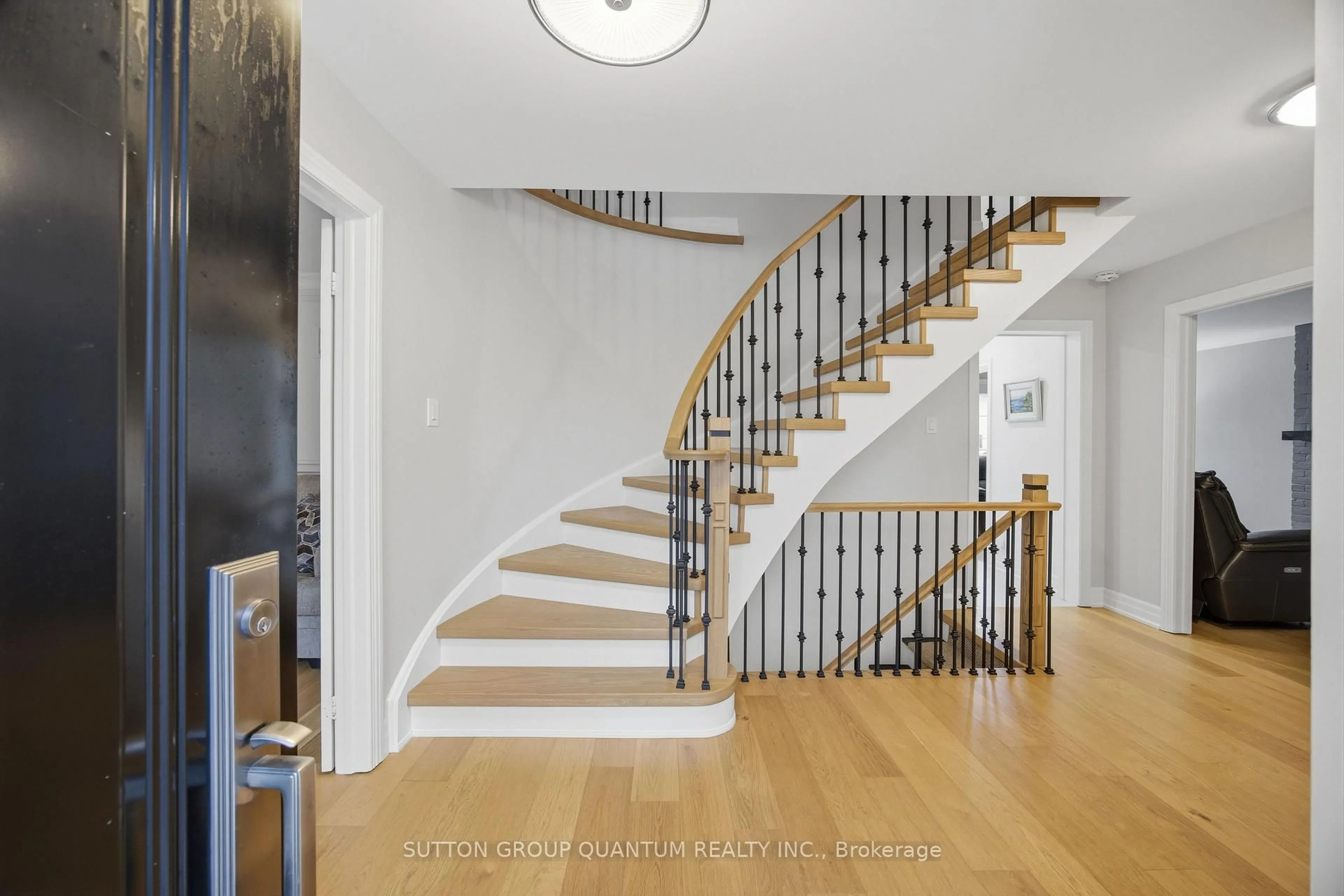 Stairs for 2509 King Forrest Dr, Mississauga Ontario L5K 2E5