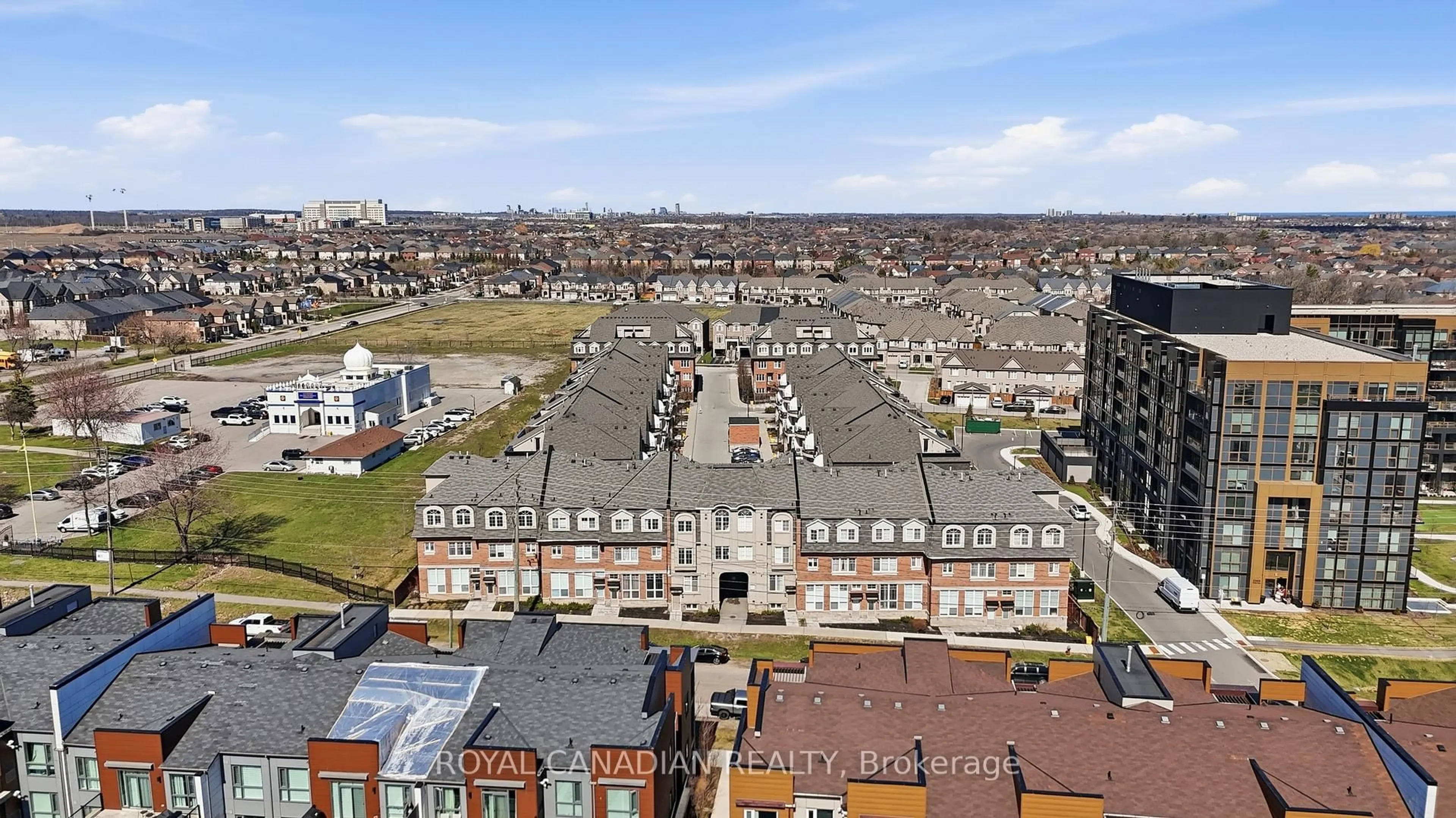 A pic from outside/outdoor area/front of a property/back of a property/a pic from drone, city buildings view from balcony for 2420 Baronwood Dr #40-02, Oakville Ontario L6M 0X6