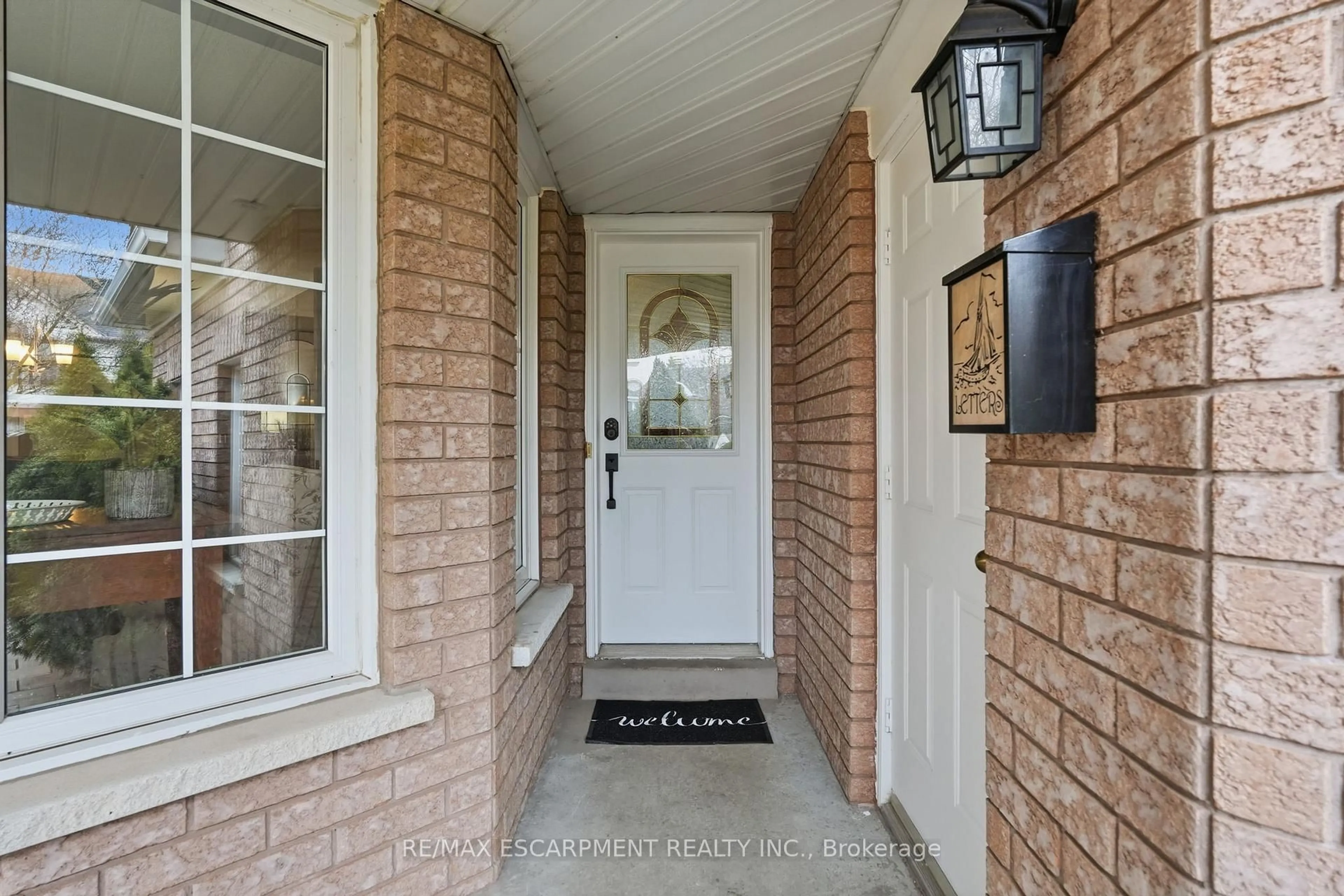 Indoor entryway for 5189 Blue Spruce Ave, Burlington Ontario L7L 6J5