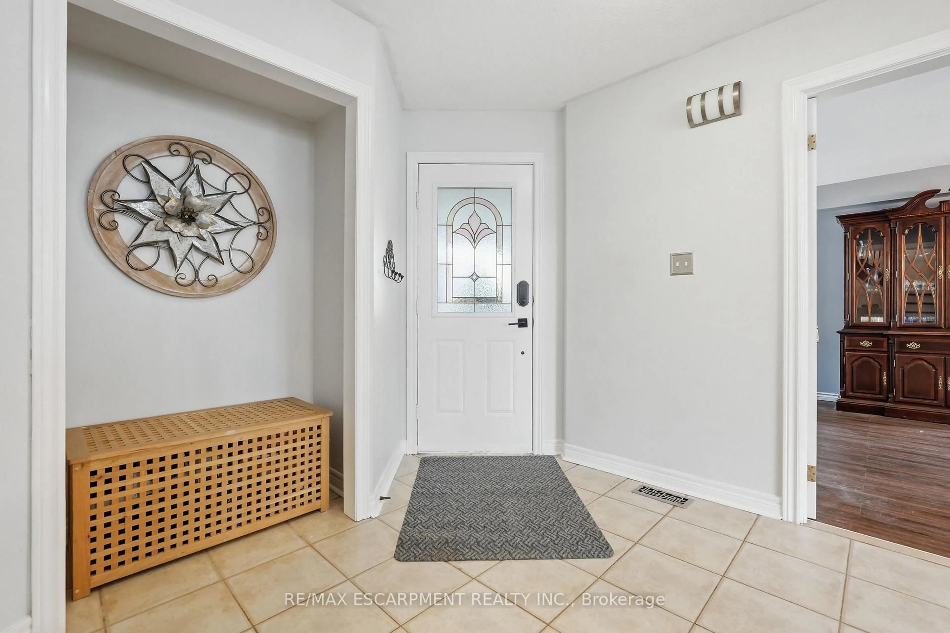 Indoor entryway for 5189 Blue Spruce Ave, Burlington Ontario L7L 6J5