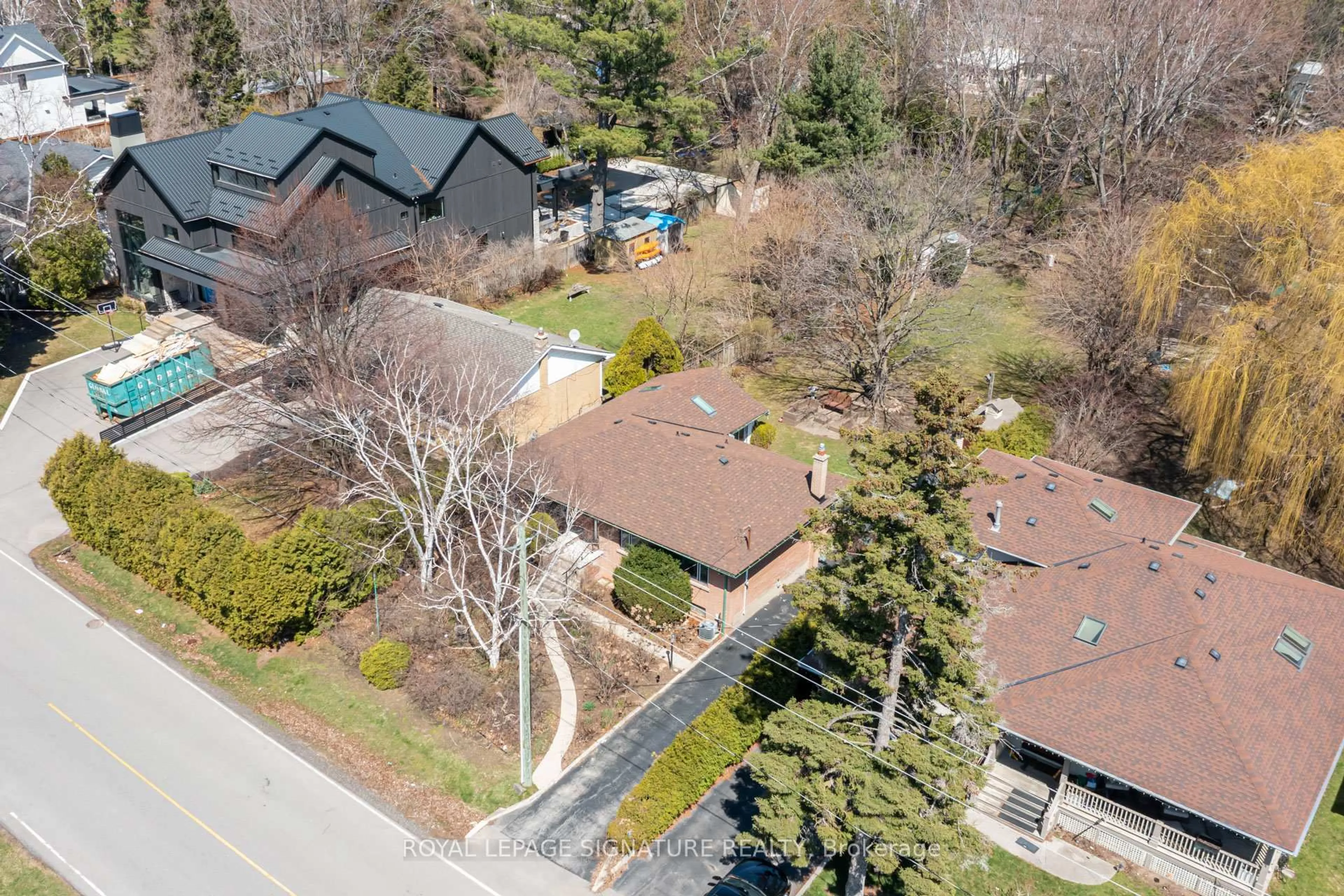 A pic from outside/outdoor area/front of a property/back of a property/a pic from drone, street for 411 Maplehurst Ave, Oakville Ontario L6L 4Y3