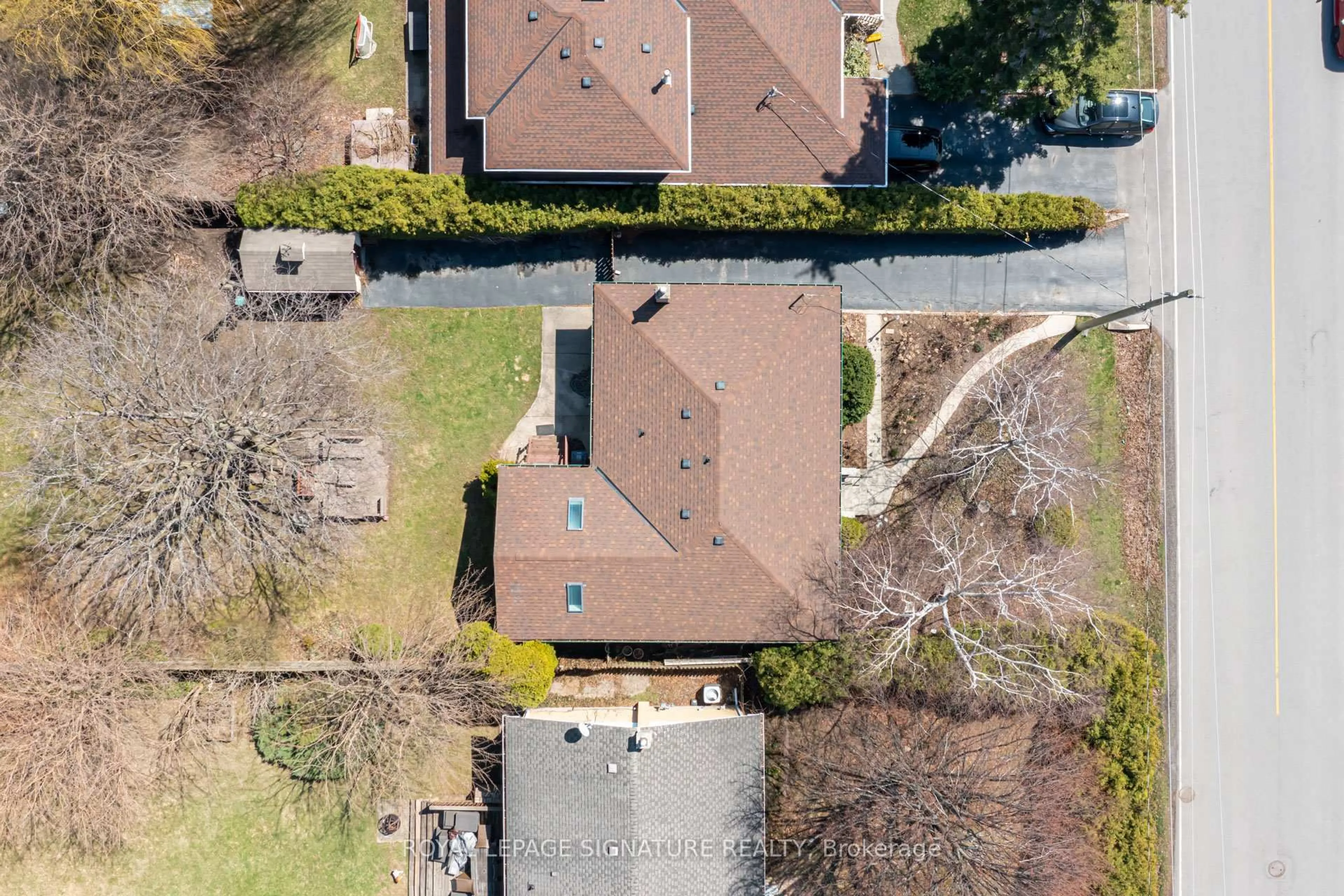A pic from outside/outdoor area/front of a property/back of a property/a pic from drone, street for 411 Maplehurst Ave, Oakville Ontario L6L 4Y3