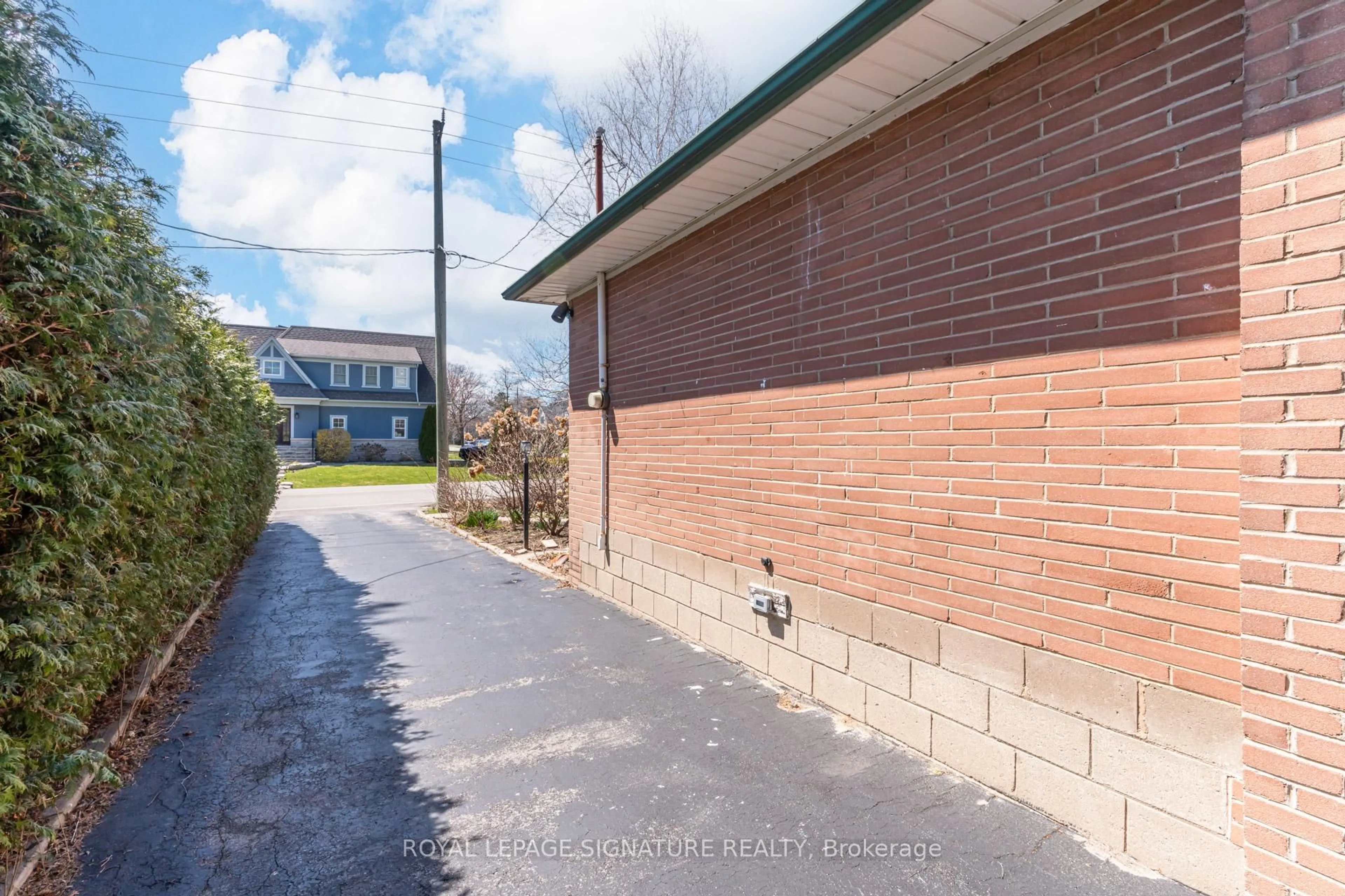 Patio, street for 411 Maplehurst Ave, Oakville Ontario L6L 4Y3