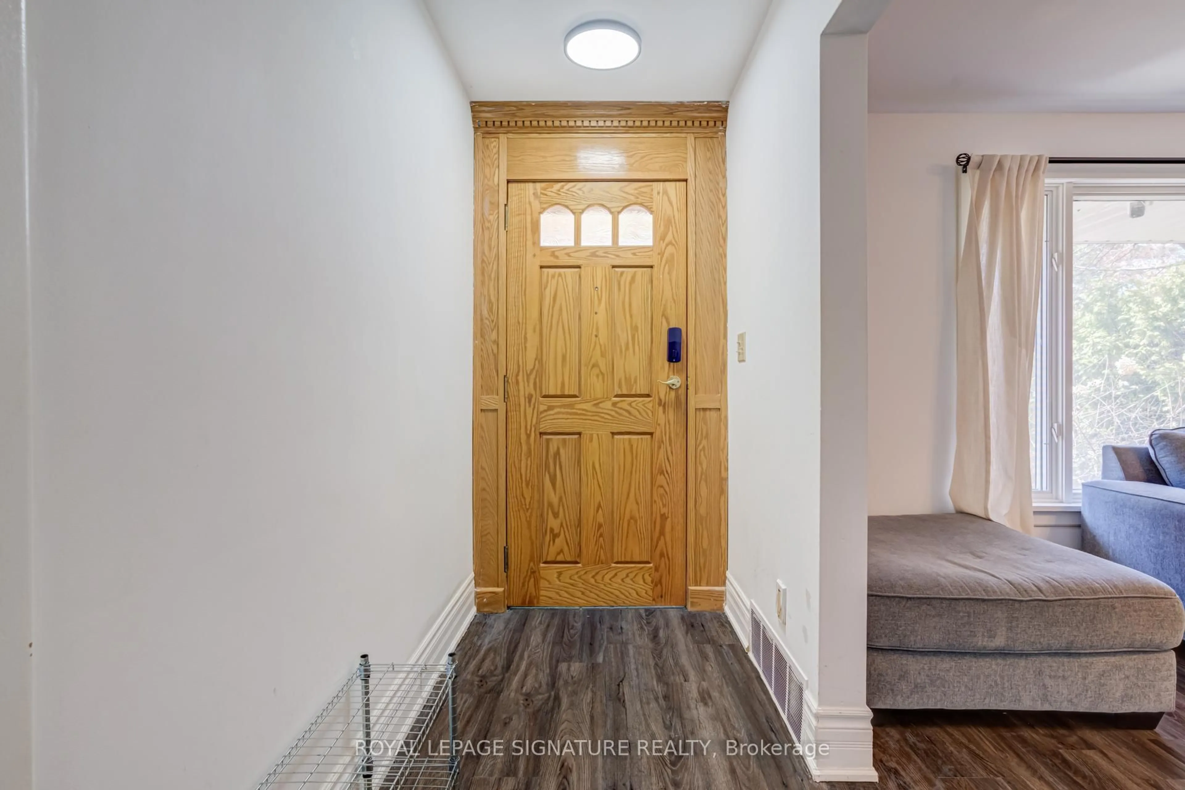 Indoor entryway for 411 Maplehurst Ave, Oakville Ontario L6L 4Y3