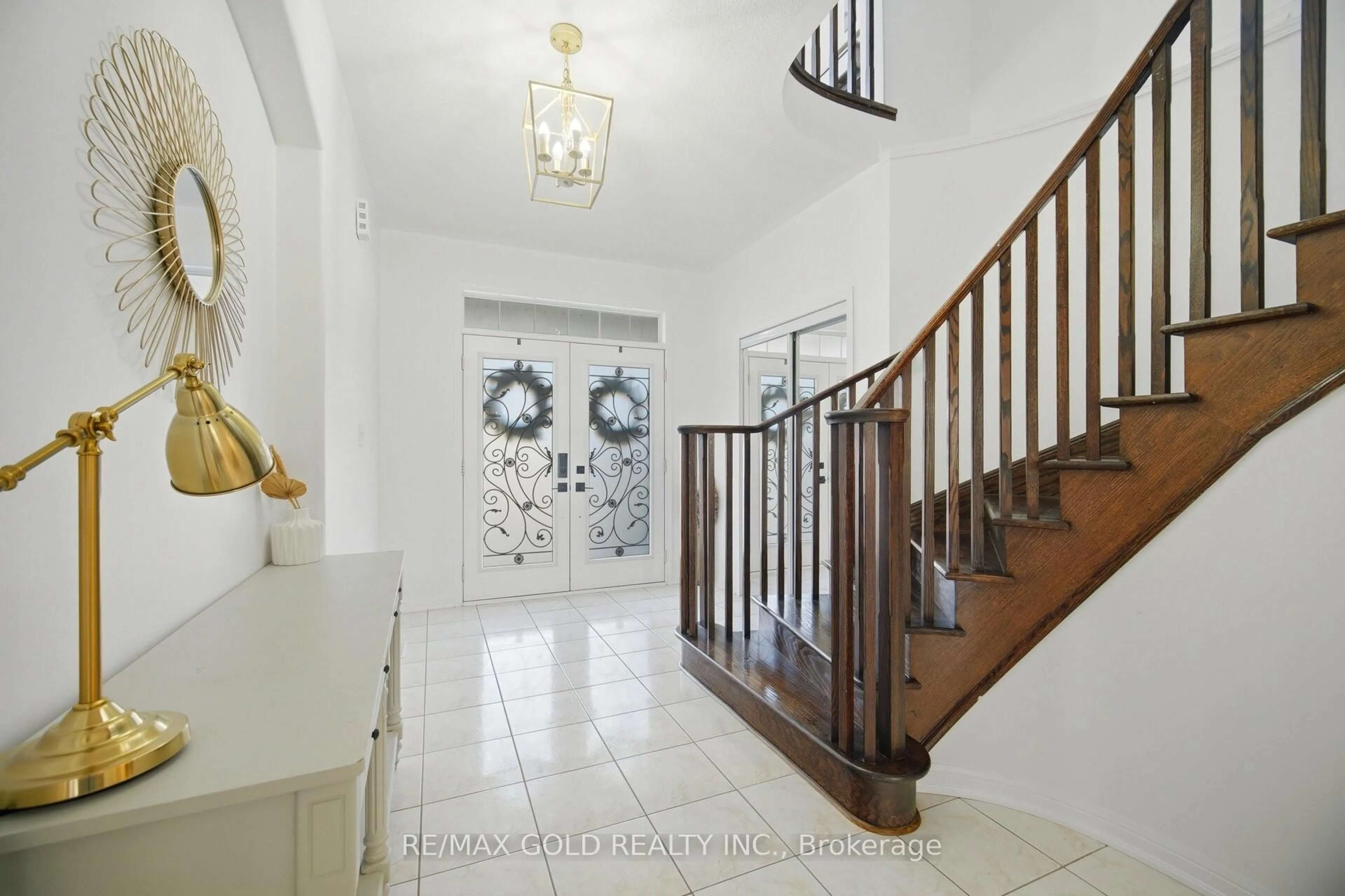 Indoor entryway for 20 Peppermint Clse, Brampton Ontario L6P 3C7