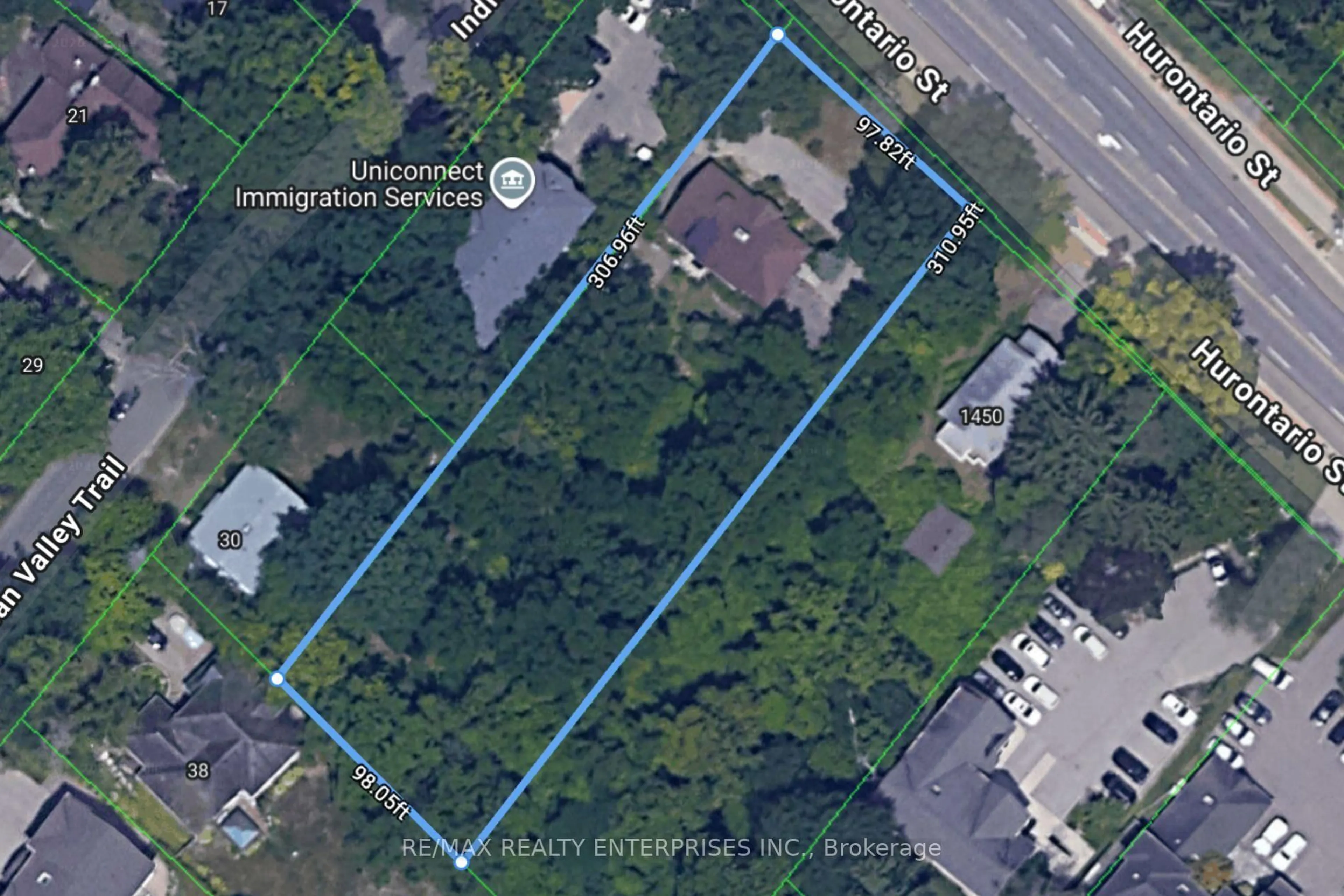 A pic from outside/outdoor area/front of a property/back of a property/a pic from drone, street for 1462 Hurontario St, Mississauga Ontario L5G 3H4