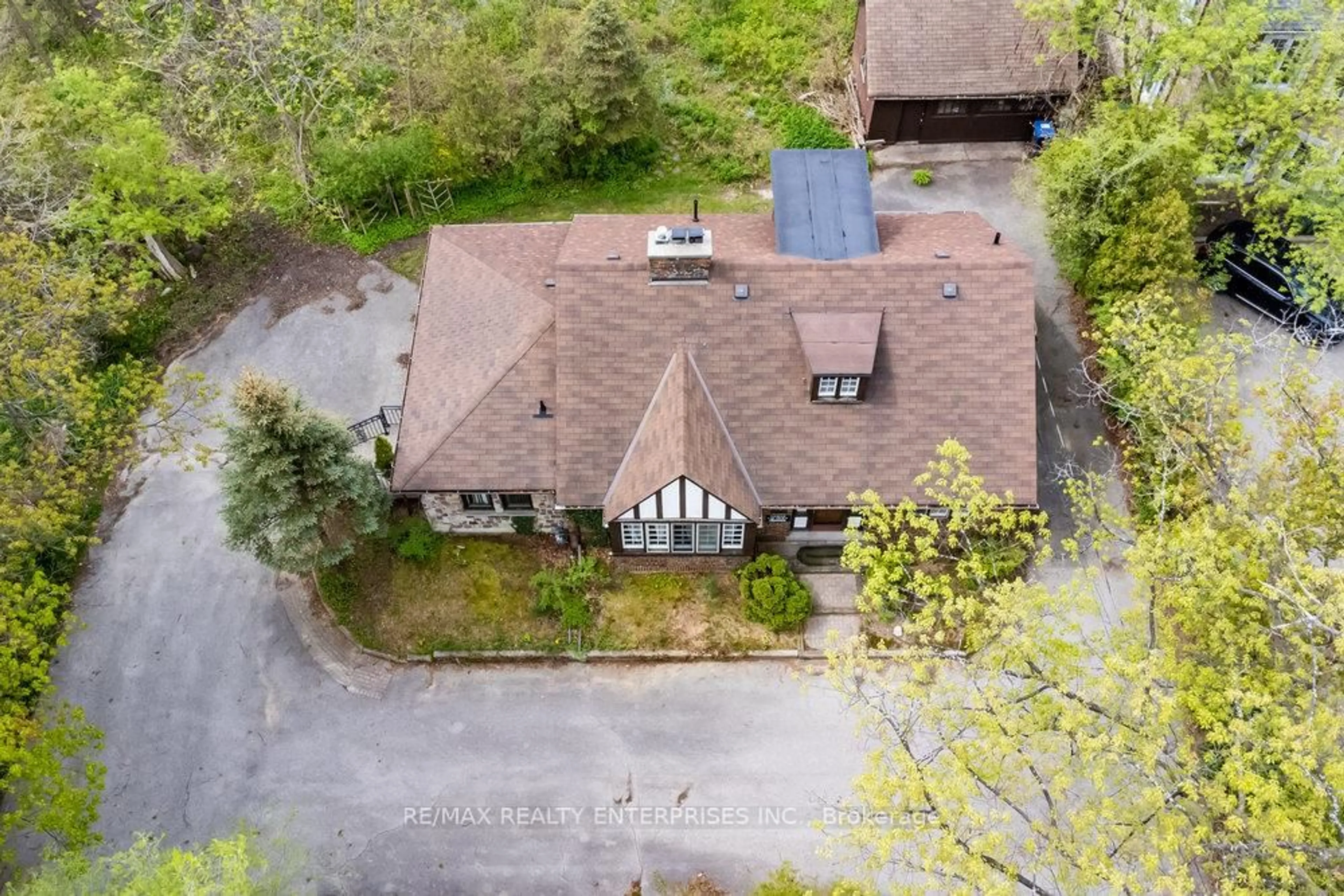 A pic from outside/outdoor area/front of a property/back of a property/a pic from drone, street for 1462 Hurontario St, Mississauga Ontario L5G 3H4
