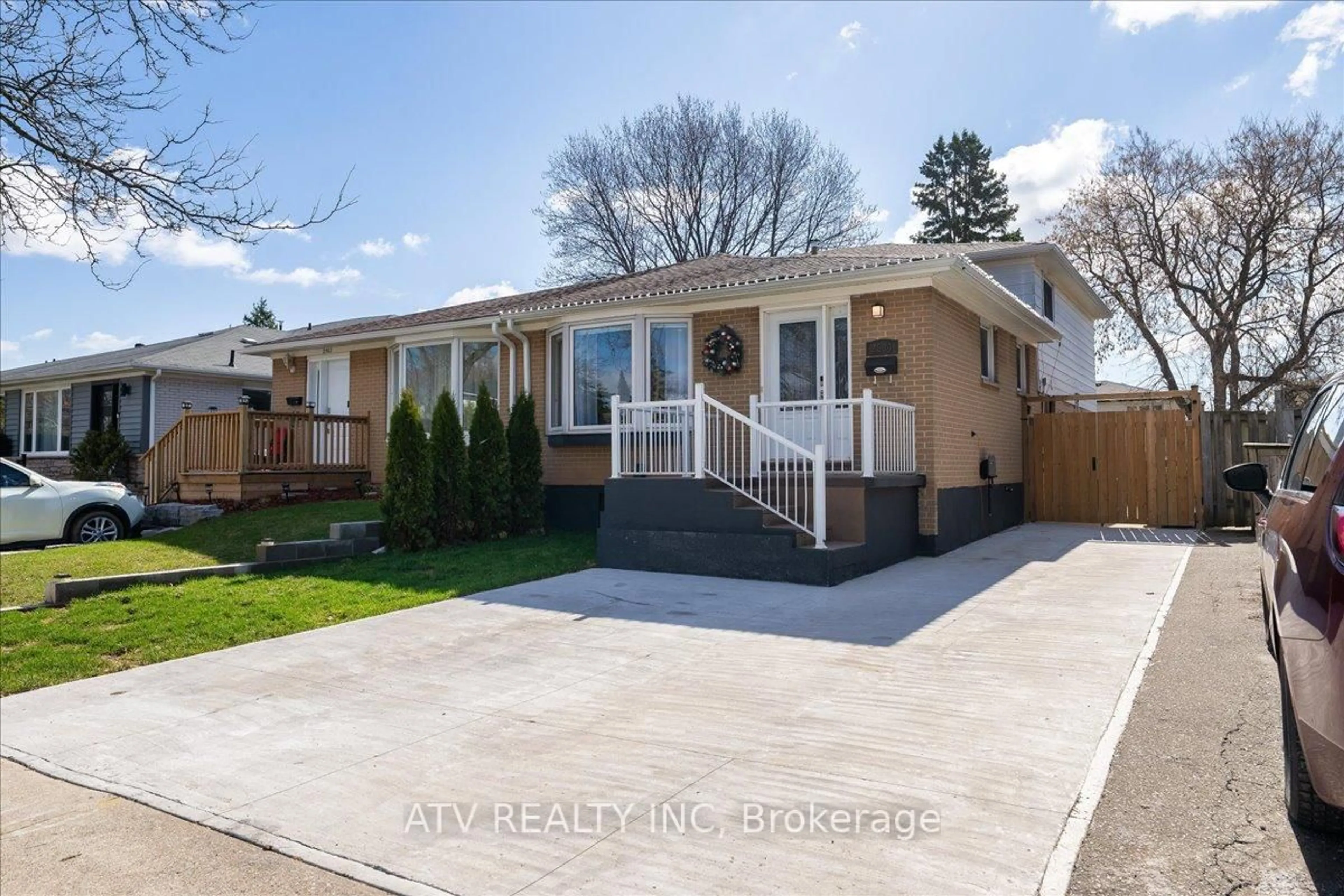 Home with vinyl exterior material, street for 2504 Glamworth Cres, Mississauga Ontario L5K 1G3