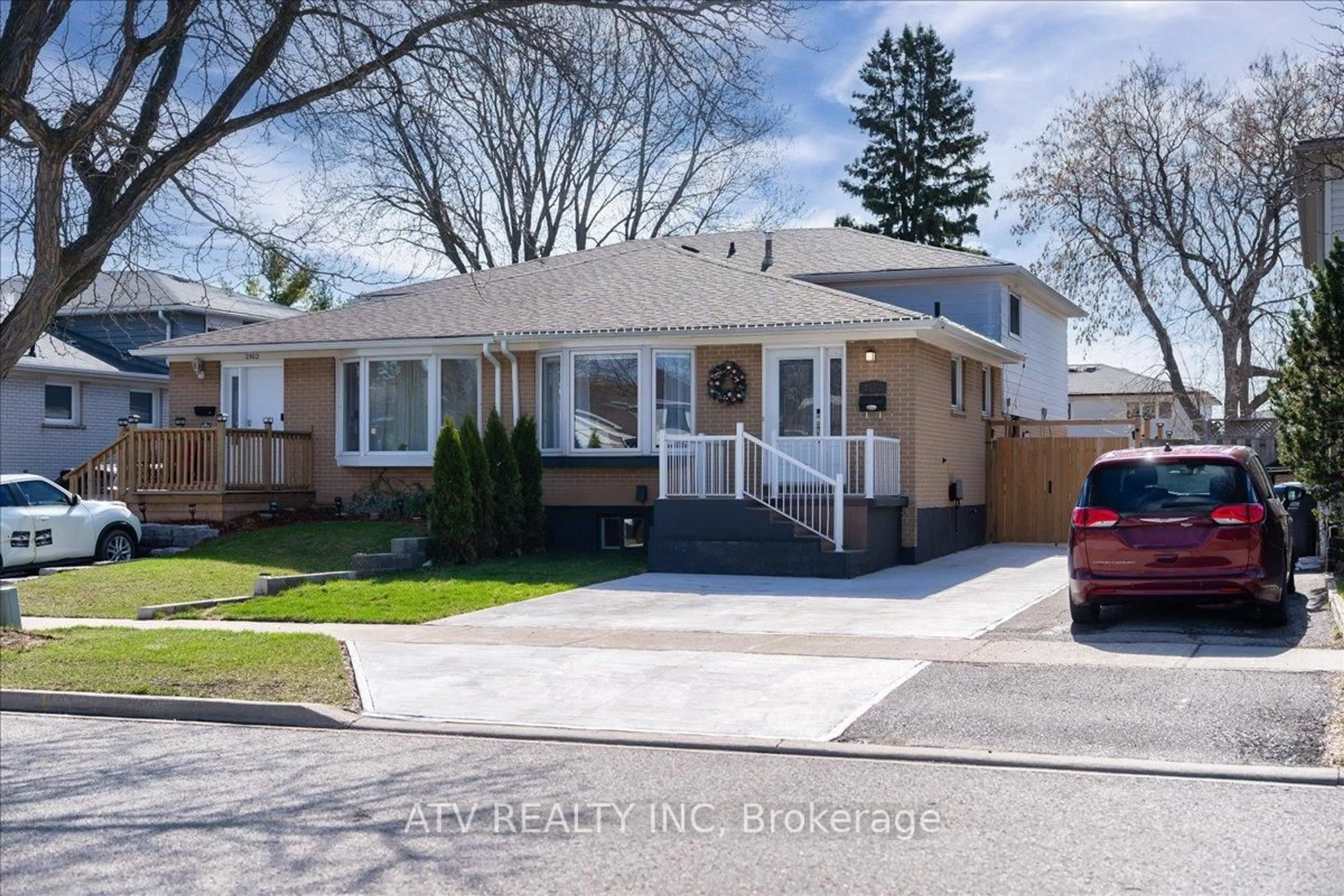 Home with vinyl exterior material, street for 2504 Glamworth Cres, Mississauga Ontario L5K 1G3