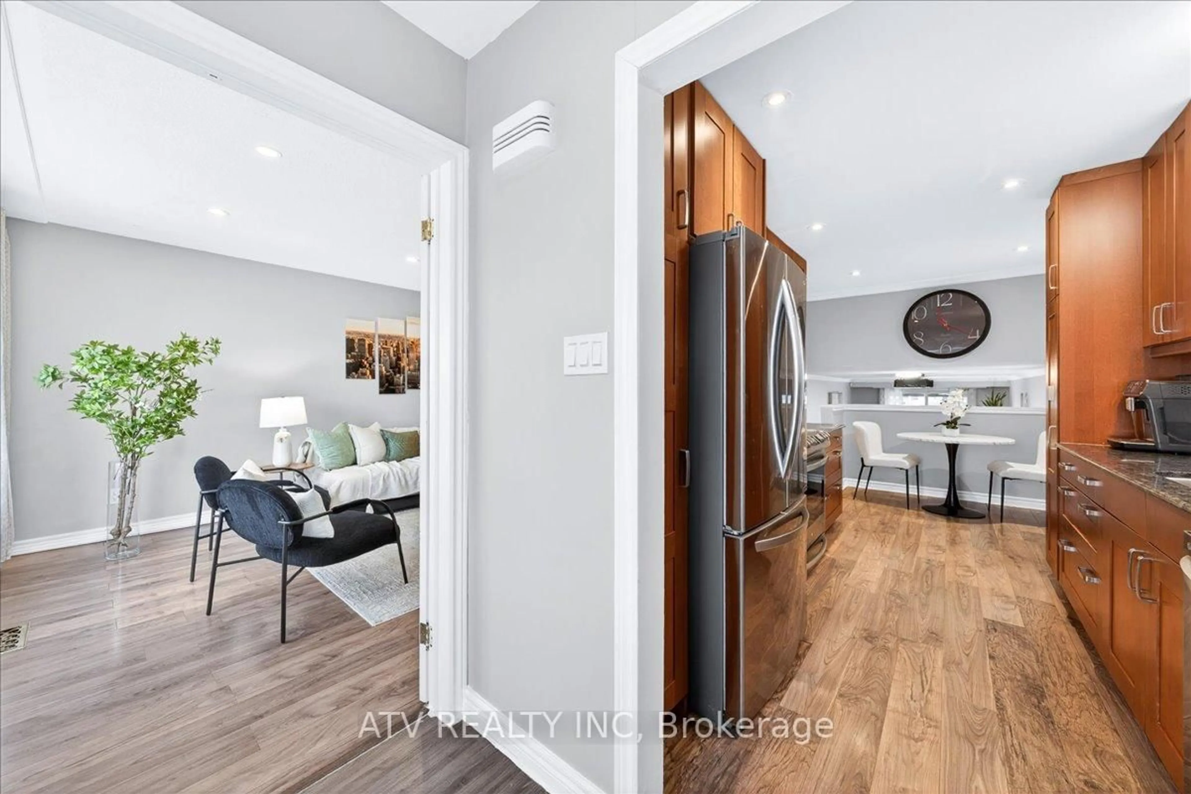 Indoor entryway for 2504 Glamworth Cres, Mississauga Ontario L5K 1G3