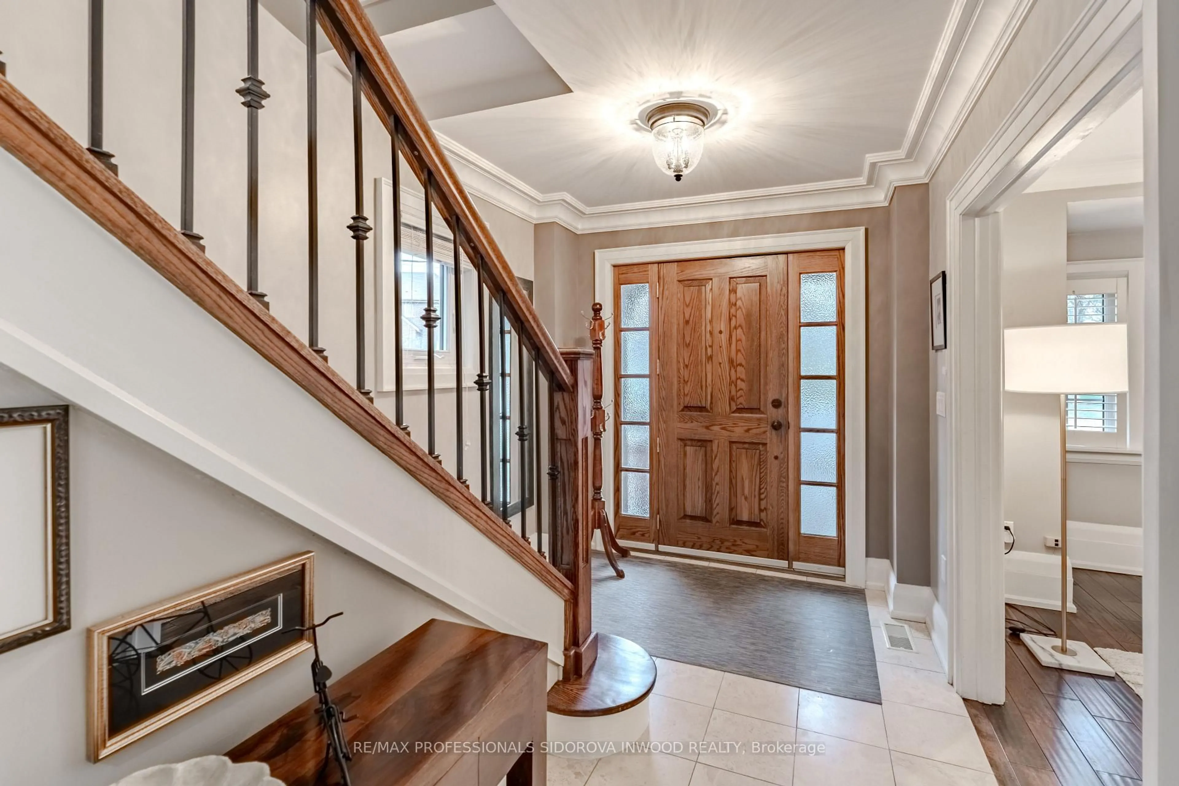Indoor entryway for 125 Glendonwynne Rd, Toronto Ontario M6P 3E7