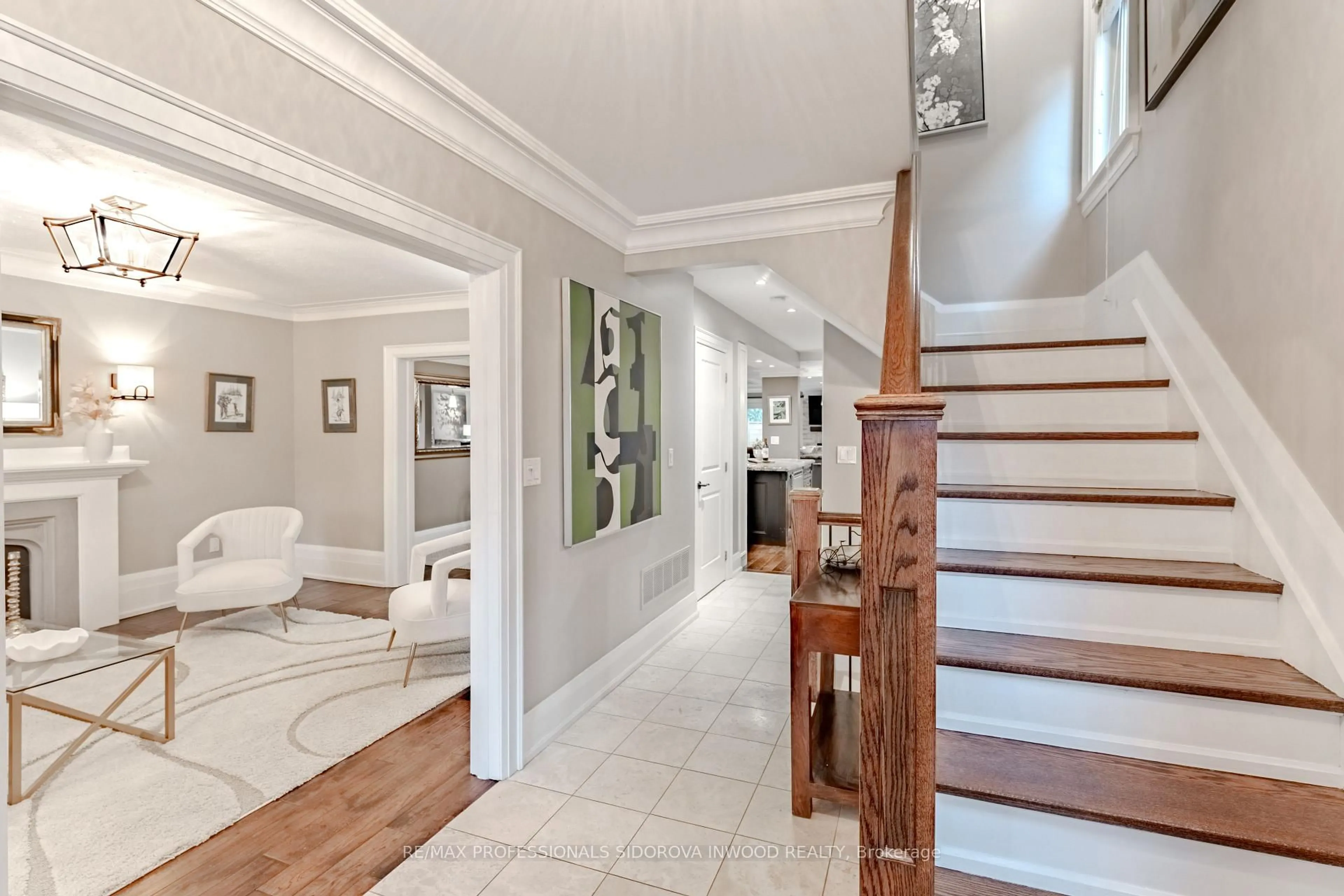 Indoor entryway for 125 Glendonwynne Rd, Toronto Ontario M6P 3E7