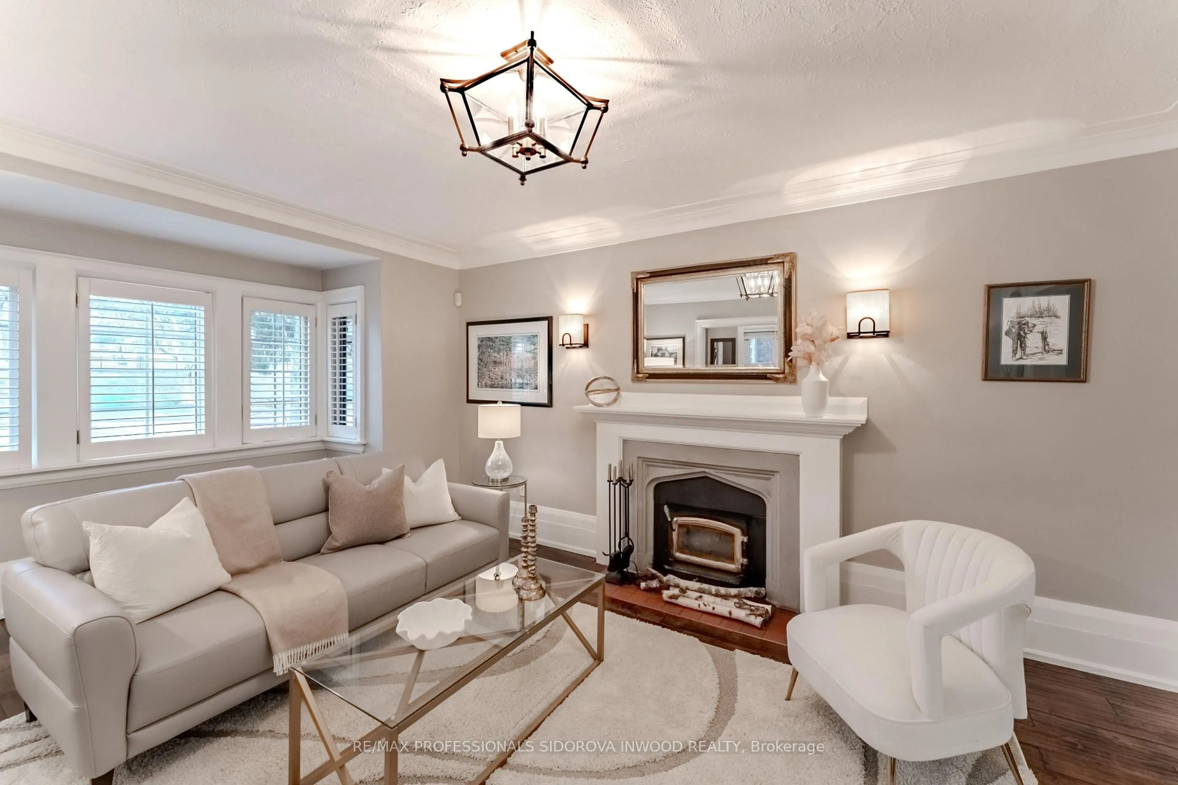 Living room with furniture, unknown for 125 Glendonwynne Rd, Toronto Ontario M6P 3E7